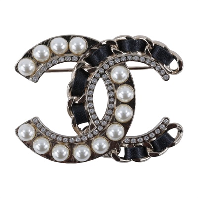 香奈兒 CHANEL CC LOGO 胸針 AB0128 Y47479AB0128/B19V 金色皮穿繩拚珍珠胸針 原廠盒子/內襯/購買證明