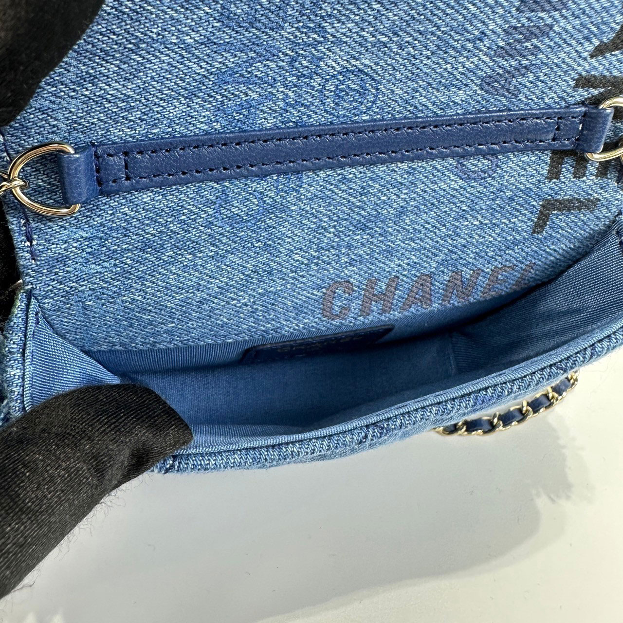香奈兒 CHANEL 丹寧布 塗鴉 小廢包 鍊帶 肩背 口蓋包 AP2602 塗鴉牛仔口蓋小鏈包 原廠盒子/DUST 原廠盒子/購買證明影本/保證卡