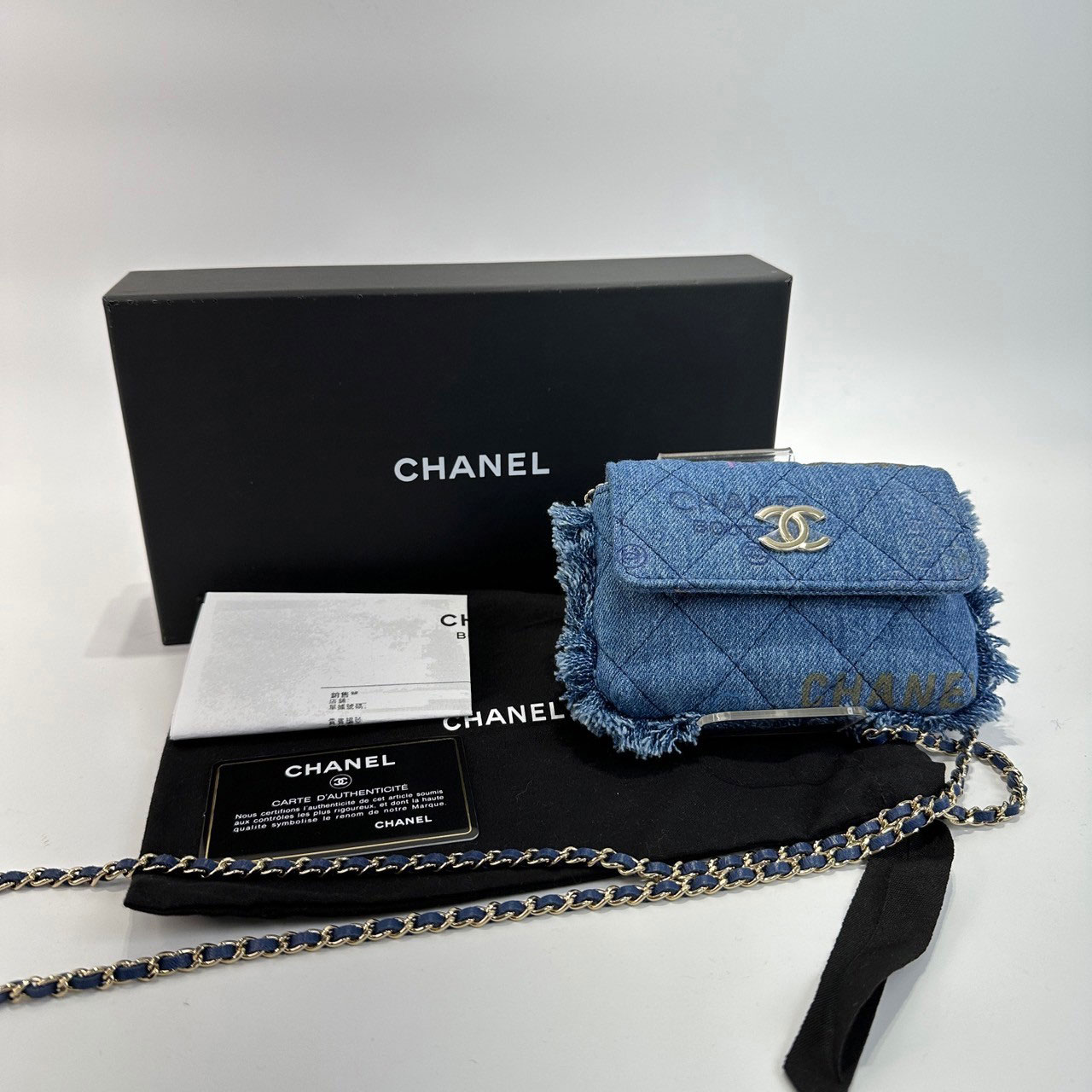 香奈兒 CHANEL 丹寧布 塗鴉 小廢包 鍊帶 肩背 口蓋包 AP2602 塗鴉牛仔口蓋小鏈包 原廠盒子/DUST 原廠盒子/購買證明影本/保證卡