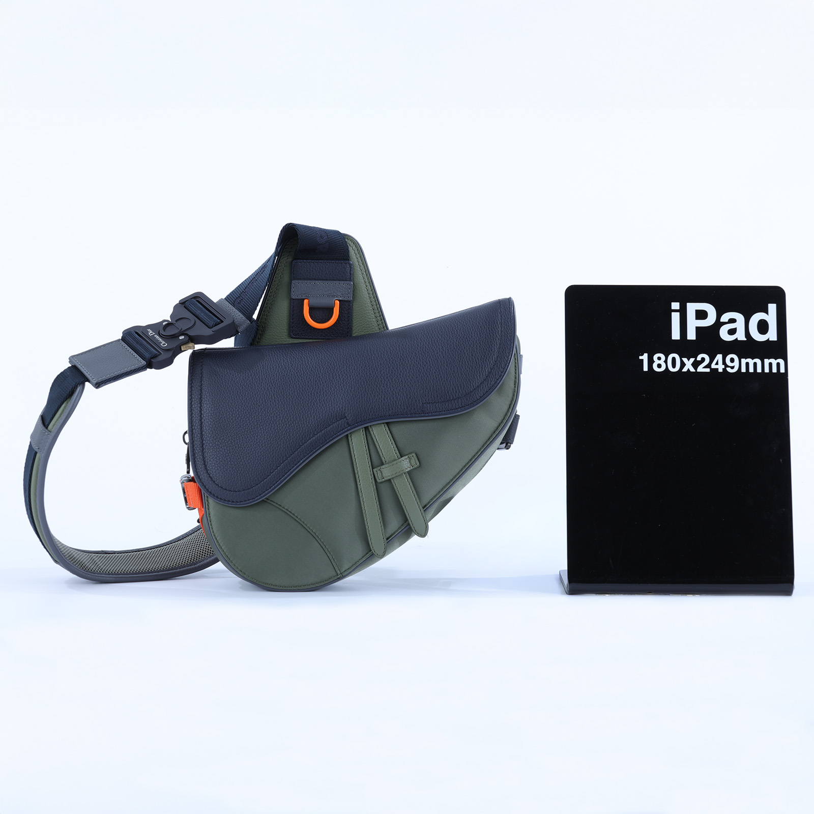 迪奧 CHRISTIAN DIOR Saddle 馬鞍包 Sacai聯名 1ADP0246USC 綠尼龍拚藍馬鞍包 防塵袋/保證卡