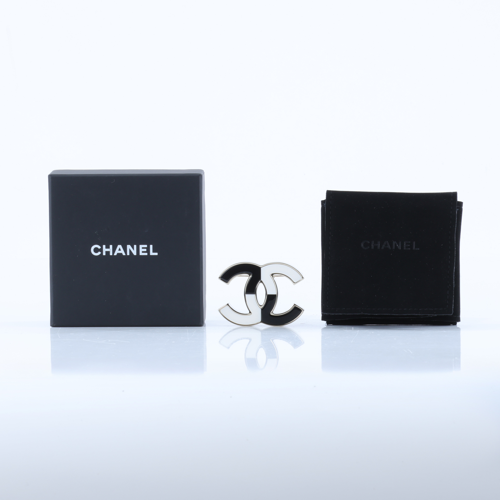 香奈兒 CHANEL CC LOGO 琺瑯 胸針 B23 C 黑白雙C胸針 原廠盒子/內襯