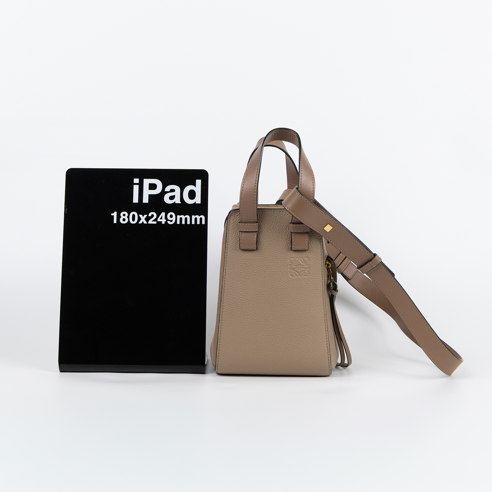 羅意威 LOEWE Compact Hammock bag 小牛皮 肩背 吊床包 A538H13X03 沙色HAMMOCK COMPACT 防塵袋