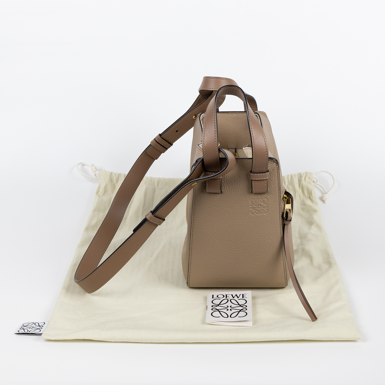 羅意威 LOEWE Compact Hammock bag 小牛皮 肩背 吊床包 A538H13X03 沙色HAMMOCK COMPACT 防塵袋