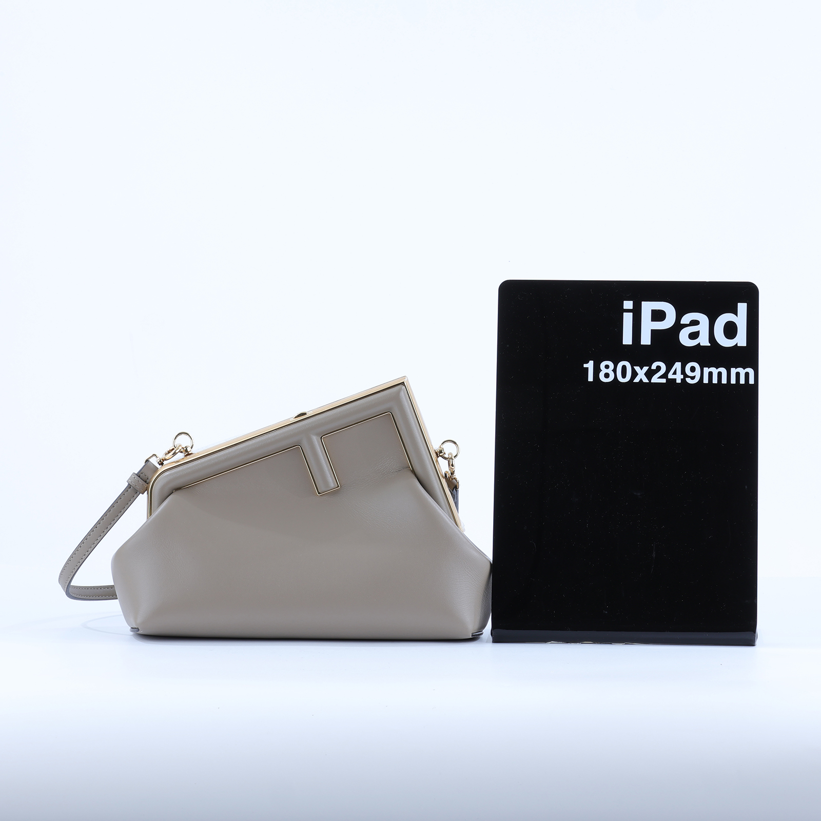 芬迪 FENDI First 手拿包 小型 8BP129ABVE 灰First 23CM 防塵袋/背帶/產品資訊標籤