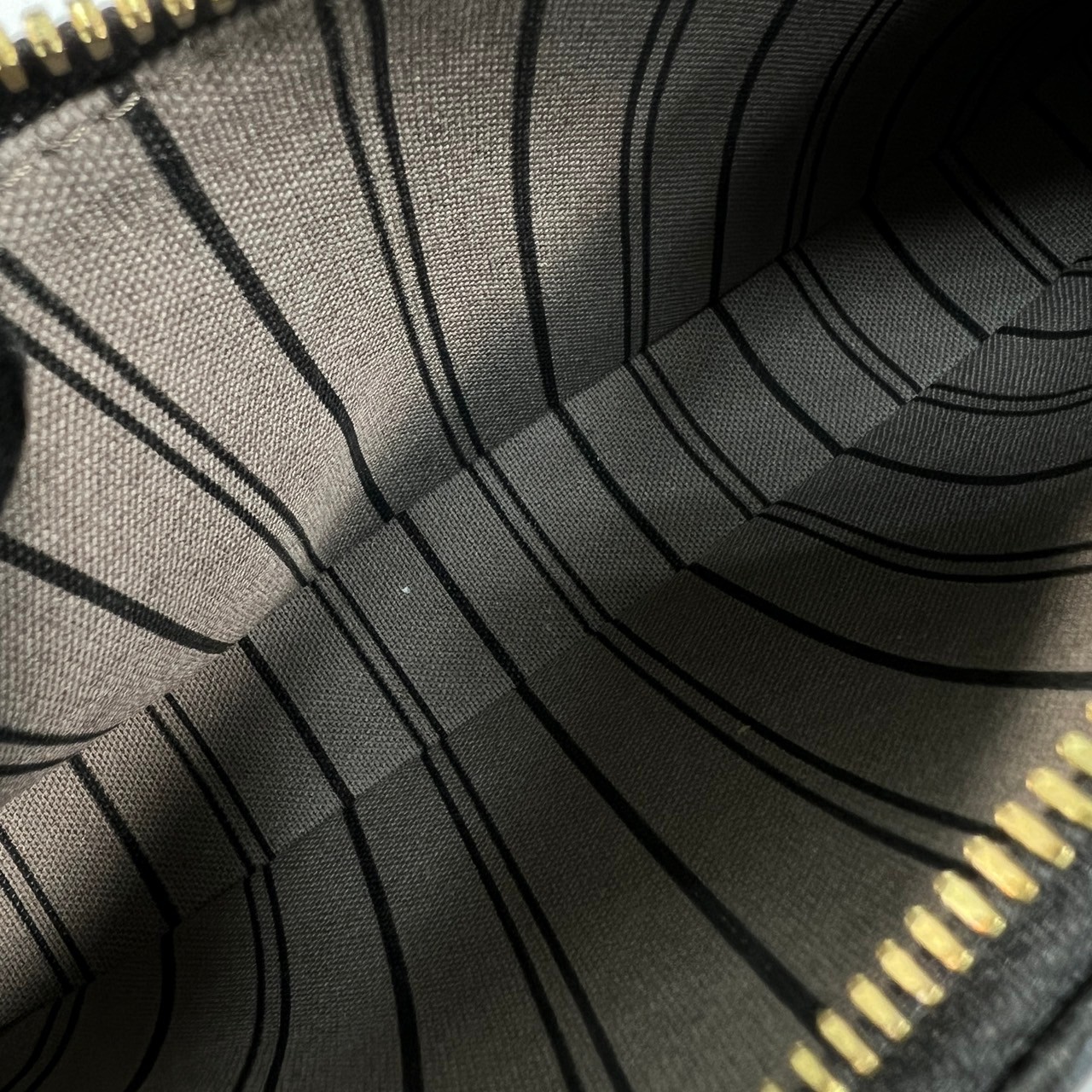 路易威登 LOUIS VUITTON Easy Pouch On Strap 壓紋牛皮二用包 黑色 M80349 晶片款  原廠盒子/防塵袋