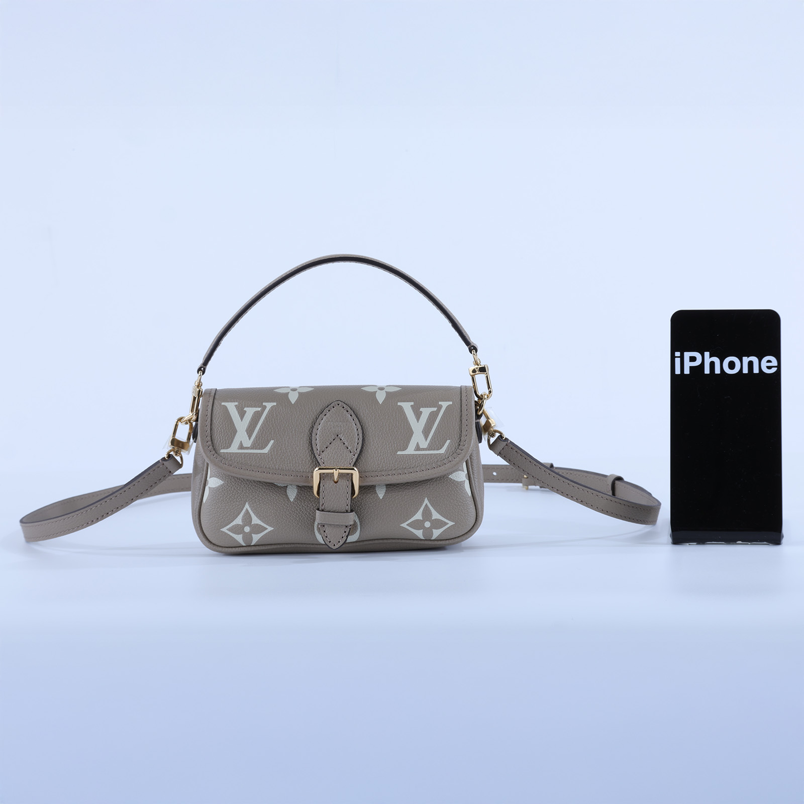 路易威登 LOUIS VUITTON Nano Diane 腋下包法棍 單肩背包 斑鳩灰 奶油色 M83300 晶片款  原廠盒子/防塵袋