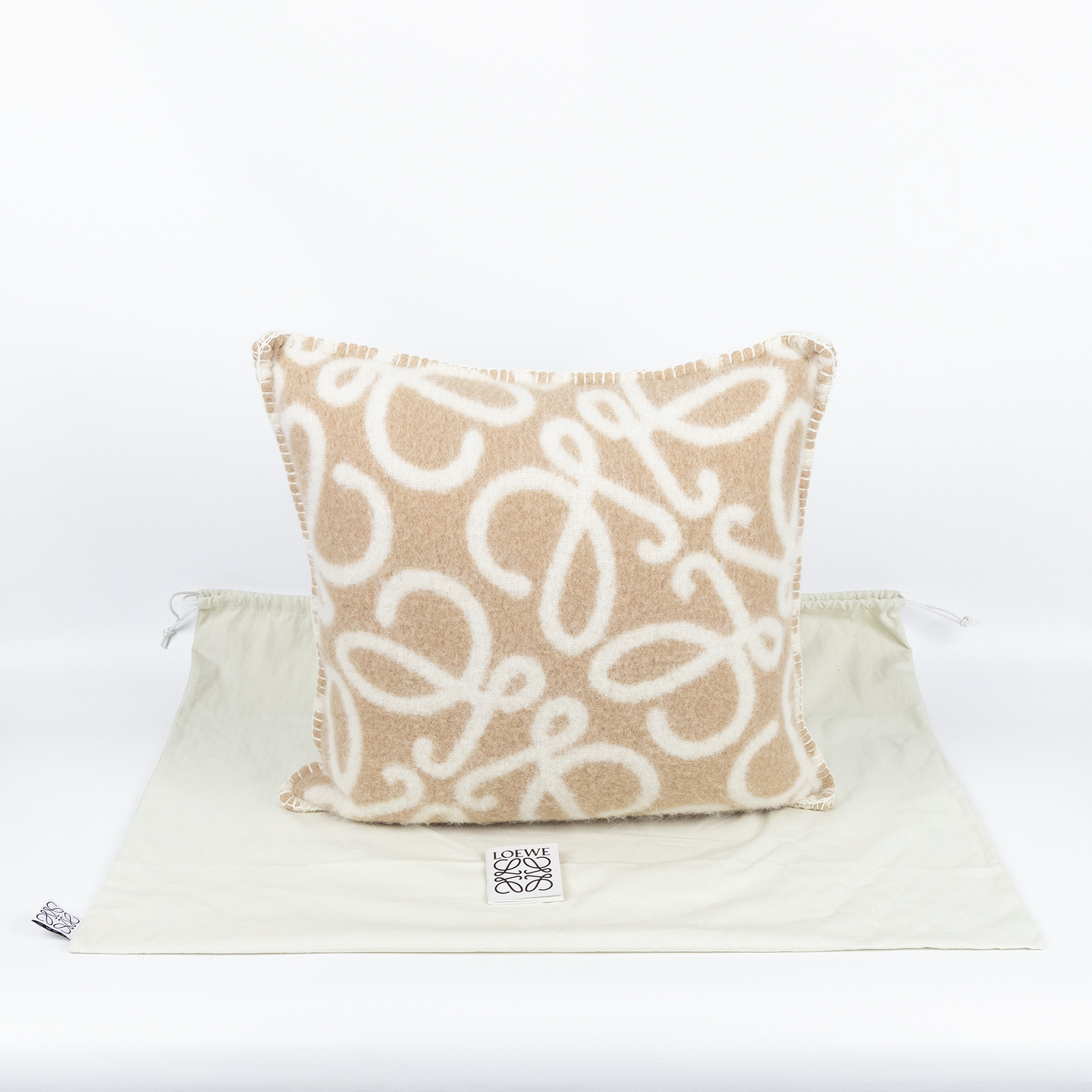 羅意威 LOEWE 抱枕  奶茶LOGO靠枕 2 防塵袋
