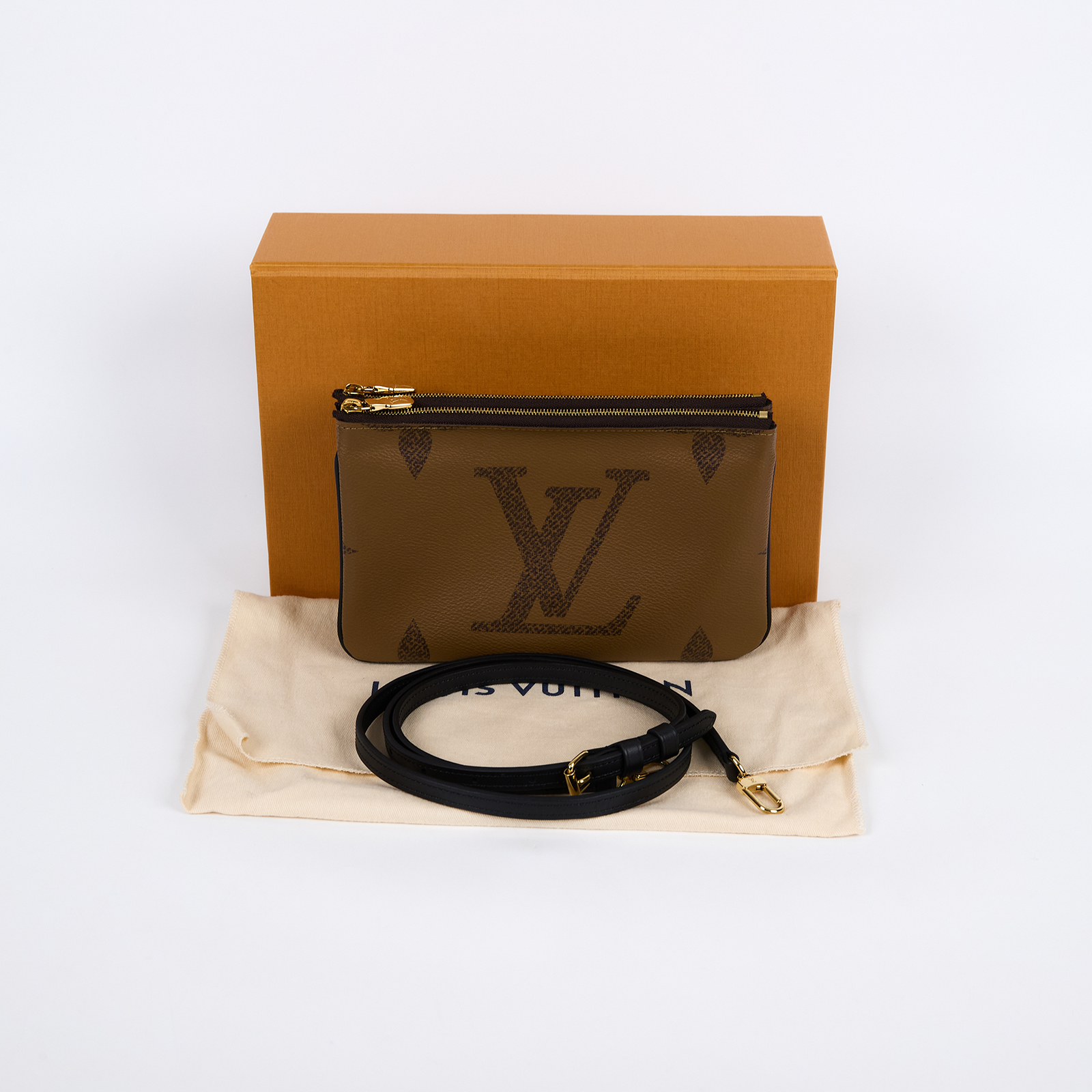 路易威登 LOUIS VUITTON Double Zip Pochette Reverse 帆布 多夾層手拿 斜背包 M69203 晶片款  原廠盒子/防塵袋/背帶