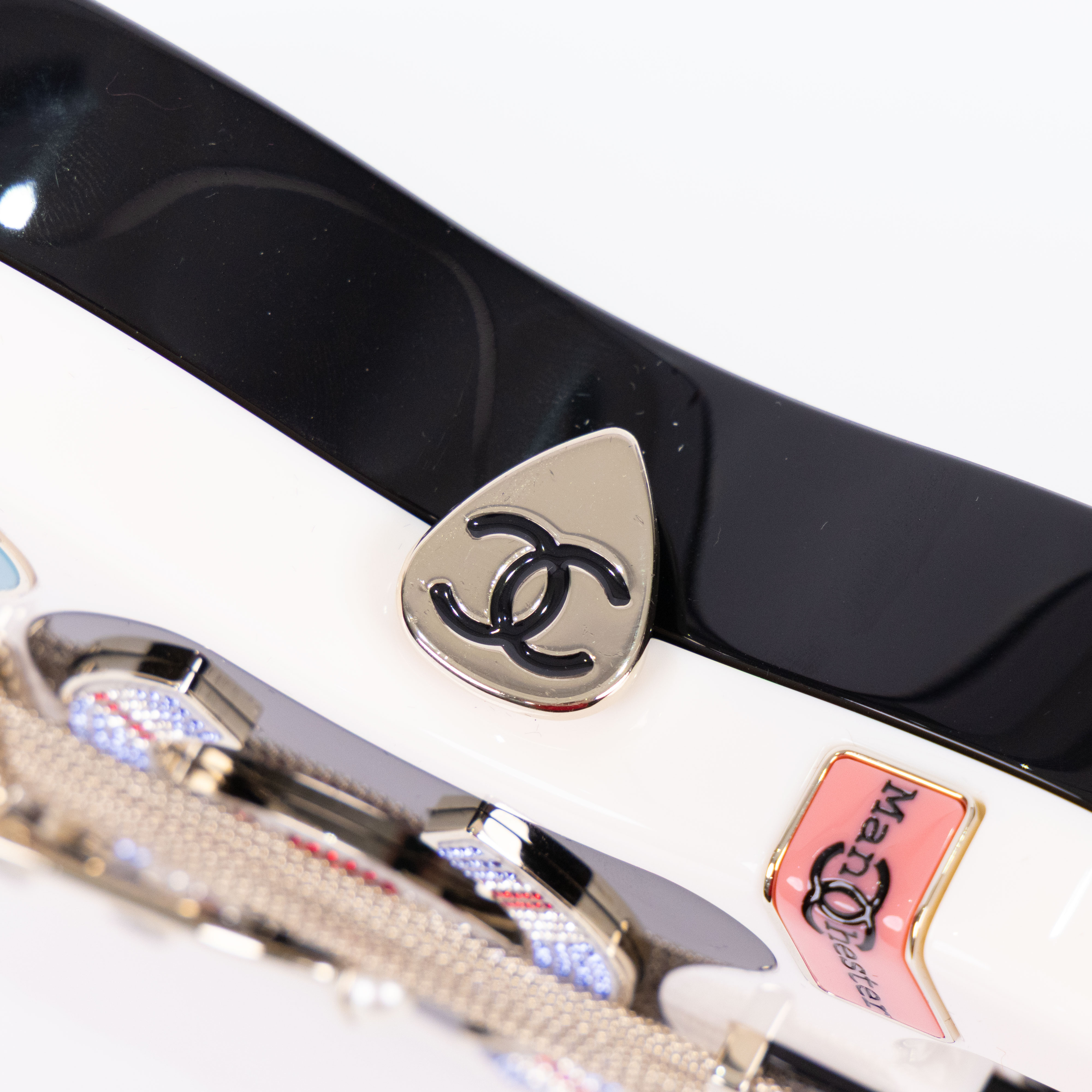 香奈兒 CHANEL 吉他 晚宴包 AS4955 晶片款 23/24A 黑白拼色樹脂吉他包Guitar Minaudiere 原廠盒子/防塵袋