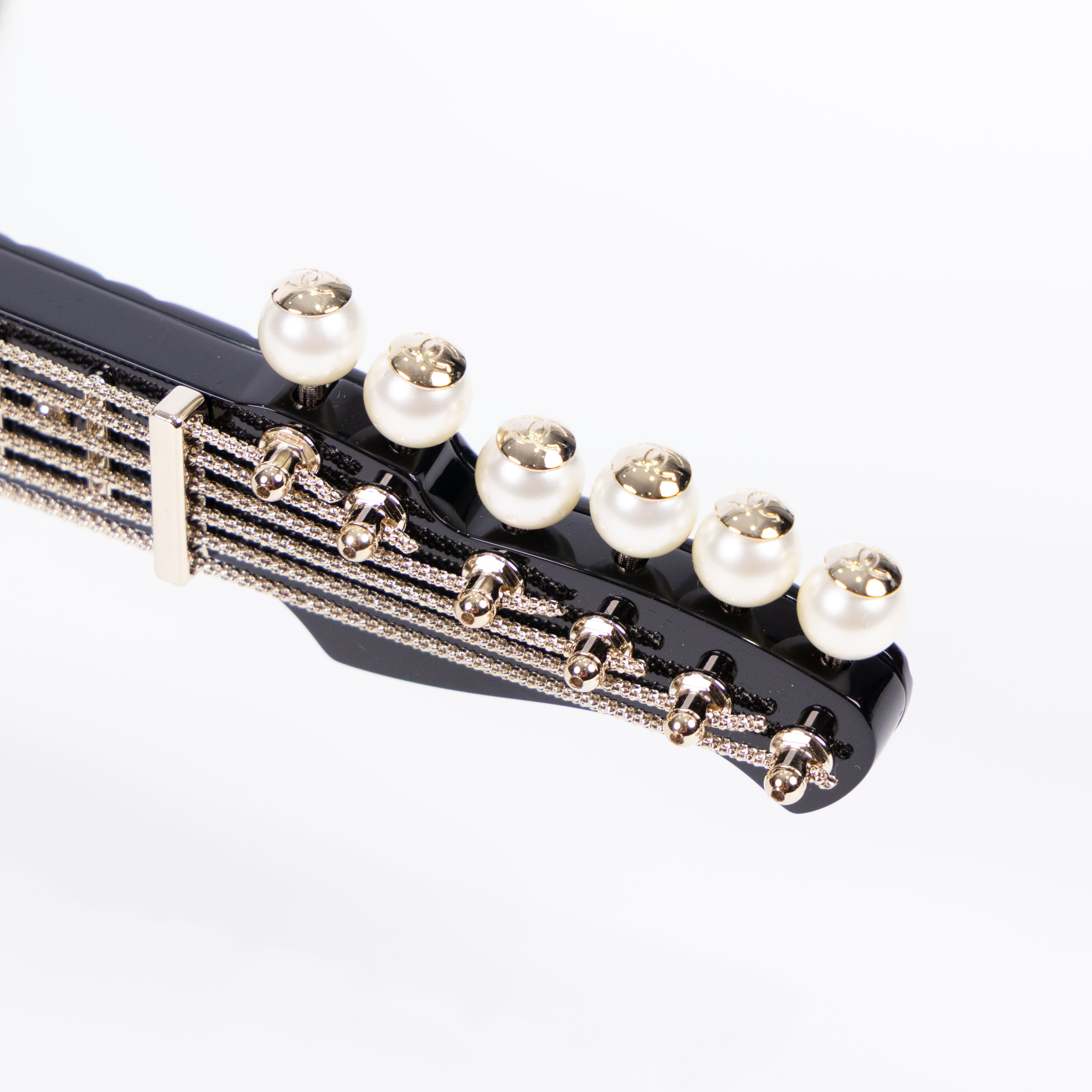 香奈兒 CHANEL 吉他 晚宴包 AS4955 晶片款 23/24A 黑白拼色樹脂吉他包Guitar Minaudiere 原廠盒子/防塵袋