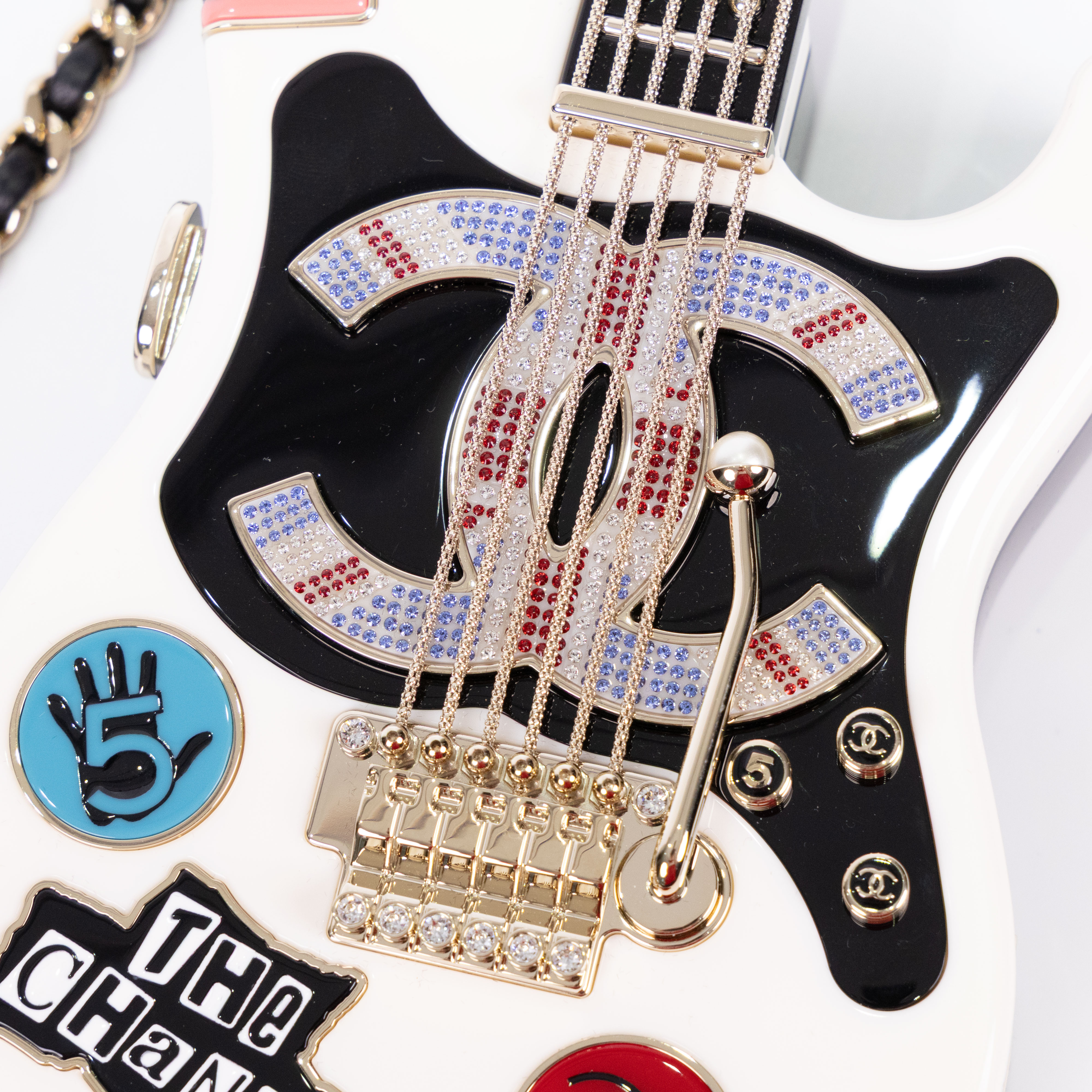 香奈兒 CHANEL 吉他 晚宴包 AS4955 晶片款 23/24A 黑白拼色樹脂吉他包Guitar Minaudiere 原廠盒子/防塵袋