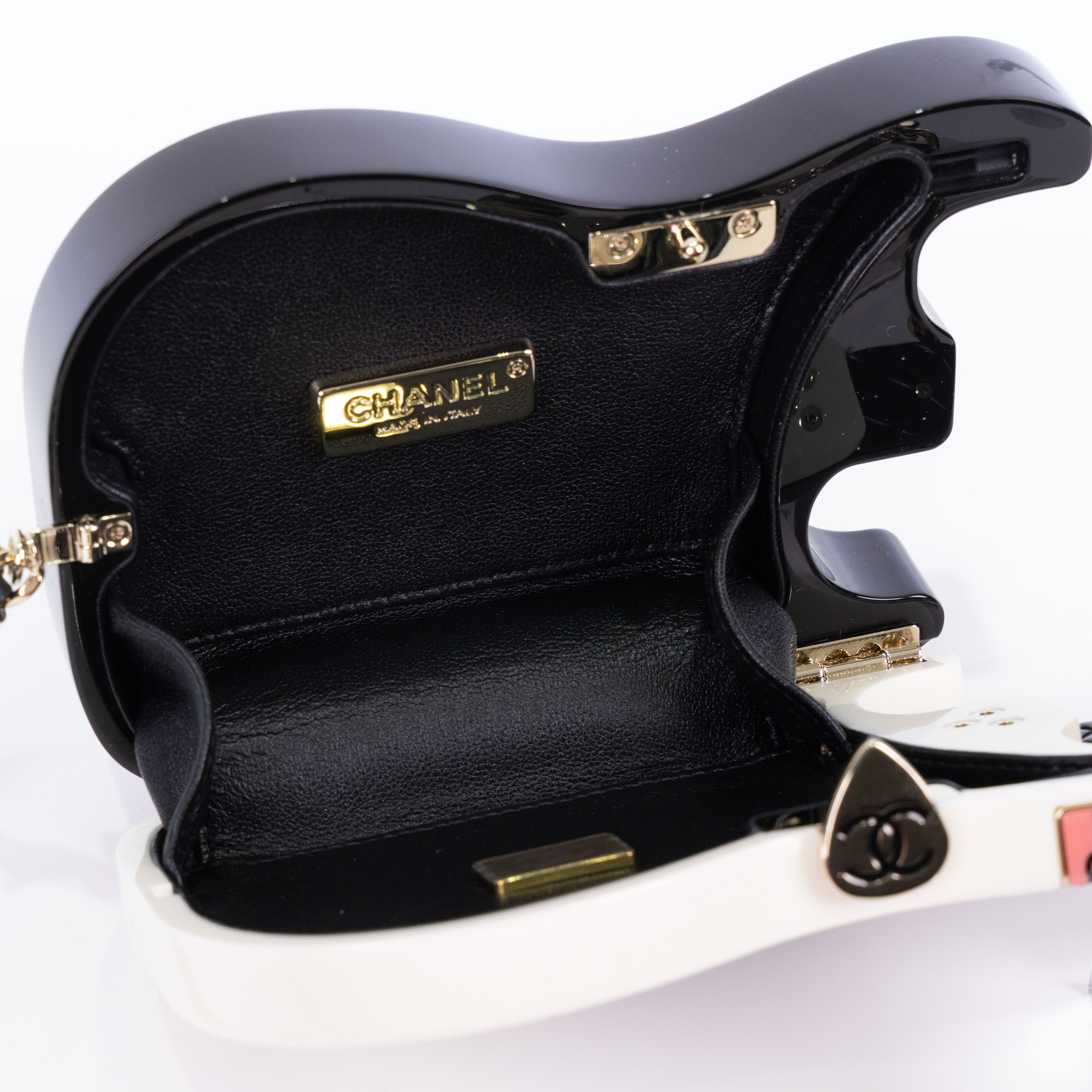 香奈兒 CHANEL 吉他 晚宴包 AS4955 晶片款 23/24A 黑白拼色樹脂吉他包Guitar Minaudiere 原廠盒子/防塵袋