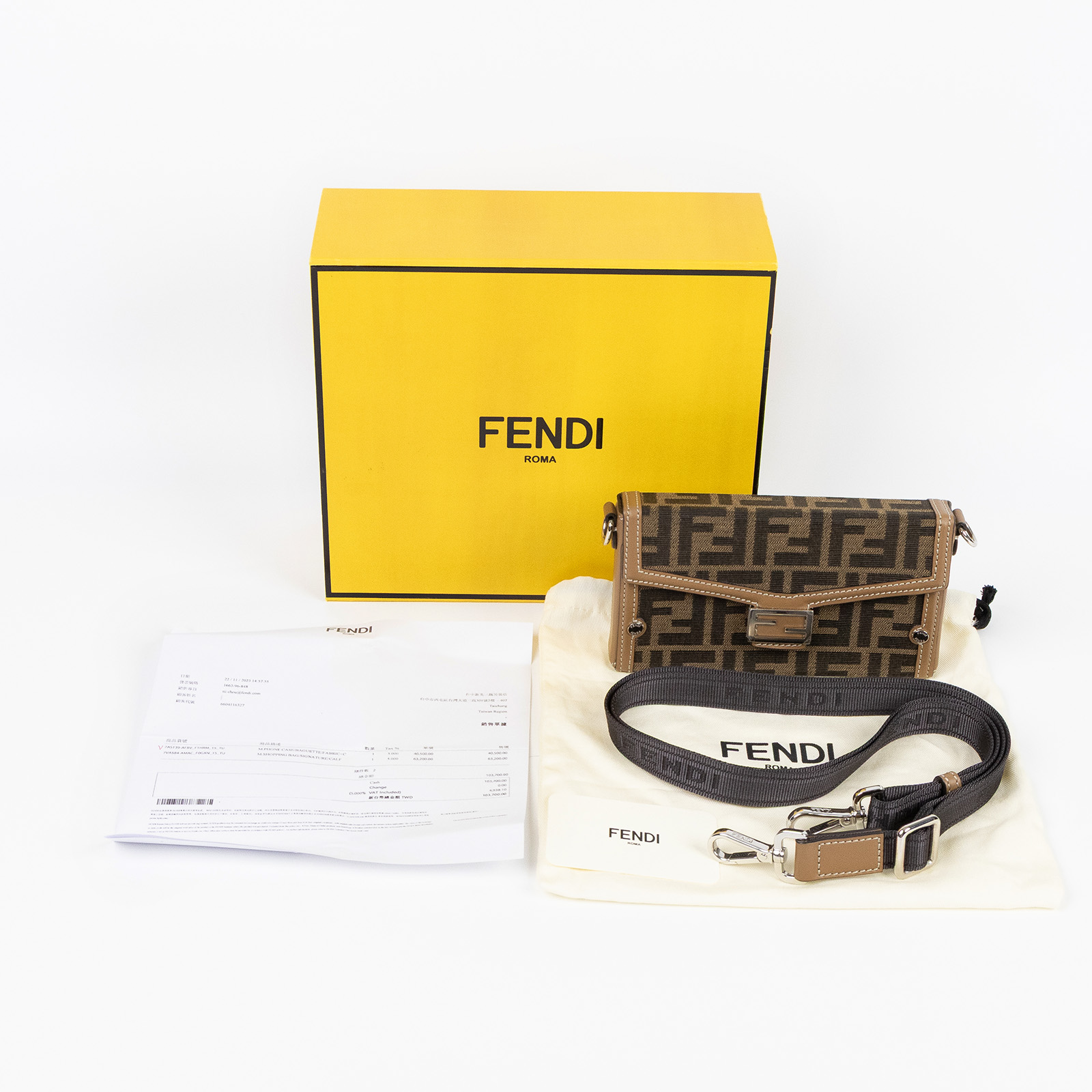 芬迪 FENDI Mini Soft Trunk Baguette 帆布 斜背手機包 7AS139AFBV  原廠盒子/防塵袋/背帶/保證卡/購買證明影本