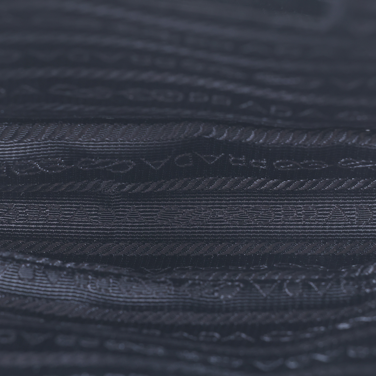 普拉達 PRADA Re-Nylon Saffiano 皮革肩背袋 2VD034_2DMH 黑尼龍掀蓋郵差包 內袋/保證卡