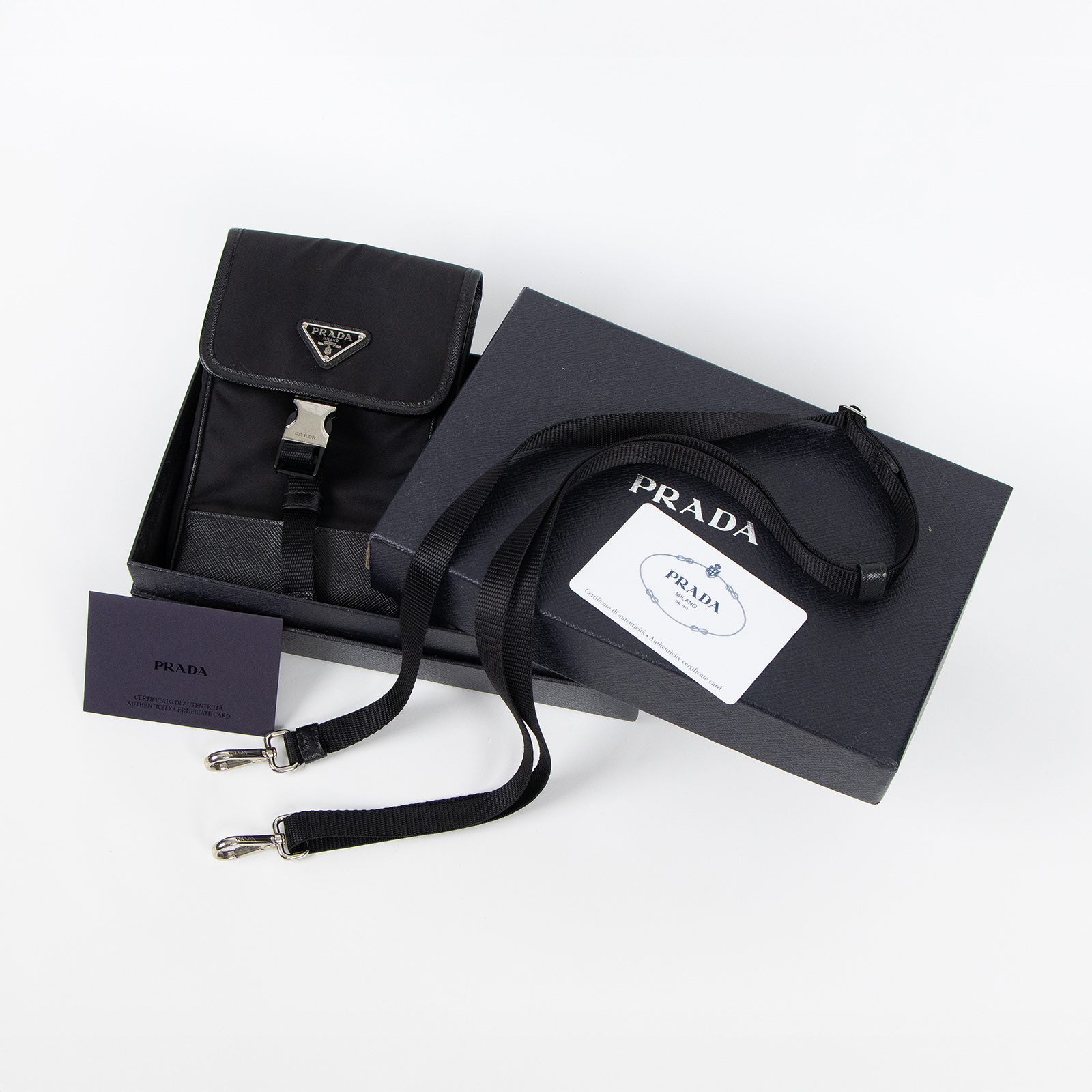 普拉達 PRADA Re-Nylon Saffiano 皮革 智慧型手機 保護套 2ZH109_2DMH 黑尼龍肩背包 原廠盒子/防塵袋