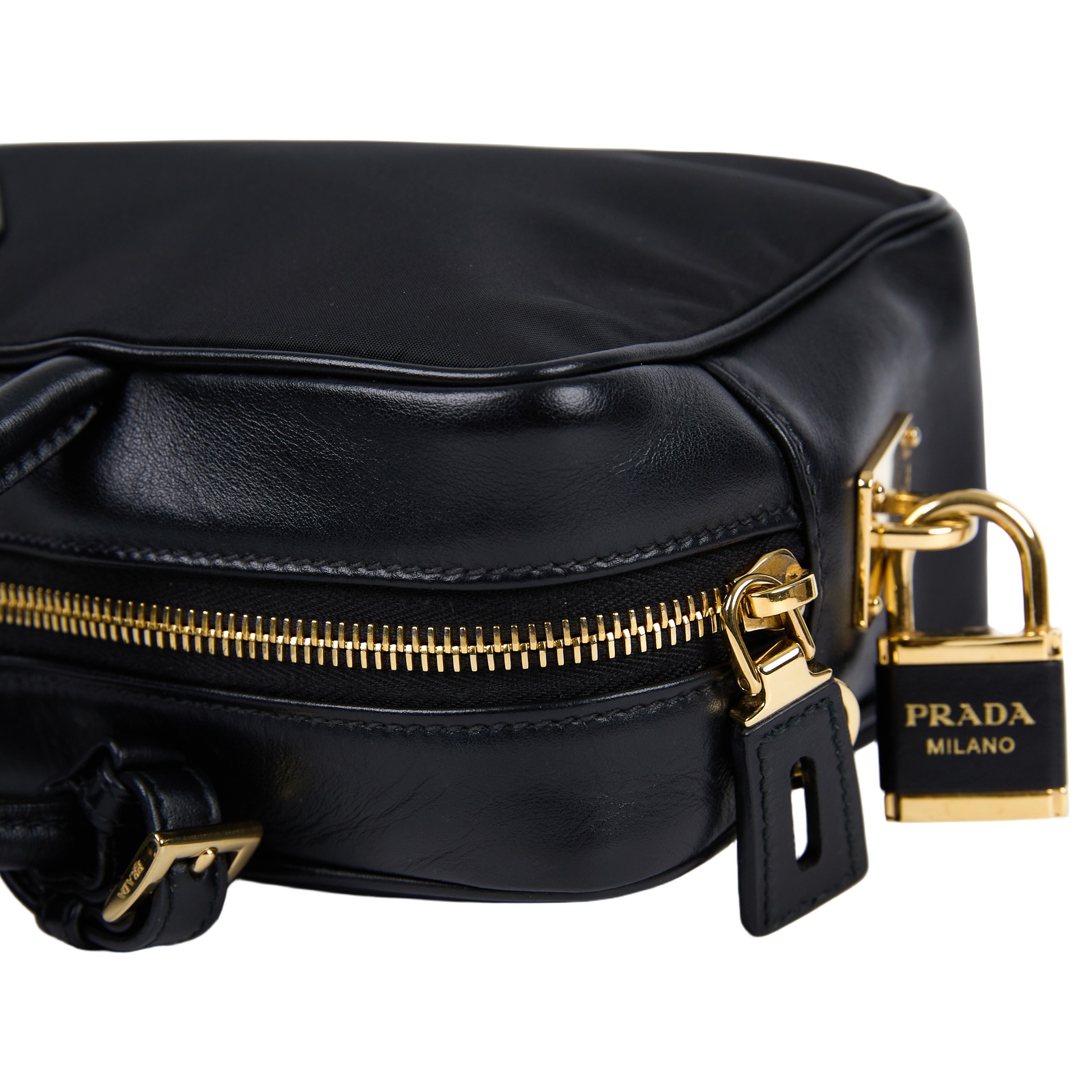 普拉達 PRADA Re-Nylon East-West 尼龍 肩背包 手提包 1BB127_2C8Q 黑尼龍拚皮革鎖頭肩背包 防塵袋/鎖組/發票