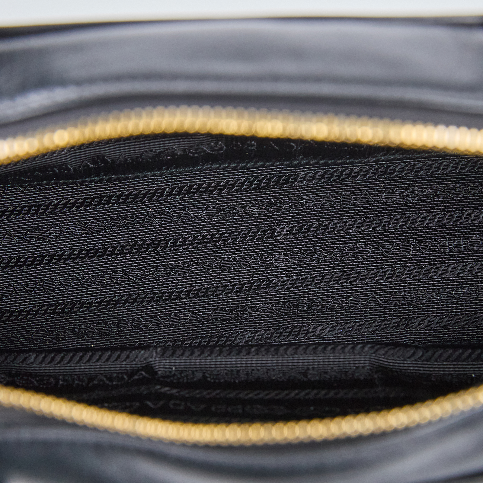 普拉達 PRADA Re-Nylon East-West 尼龍 肩背包 手提包 1BB127_2C8Q 黑尼龍拚皮革鎖頭肩背包 防塵袋/鎖組/發票