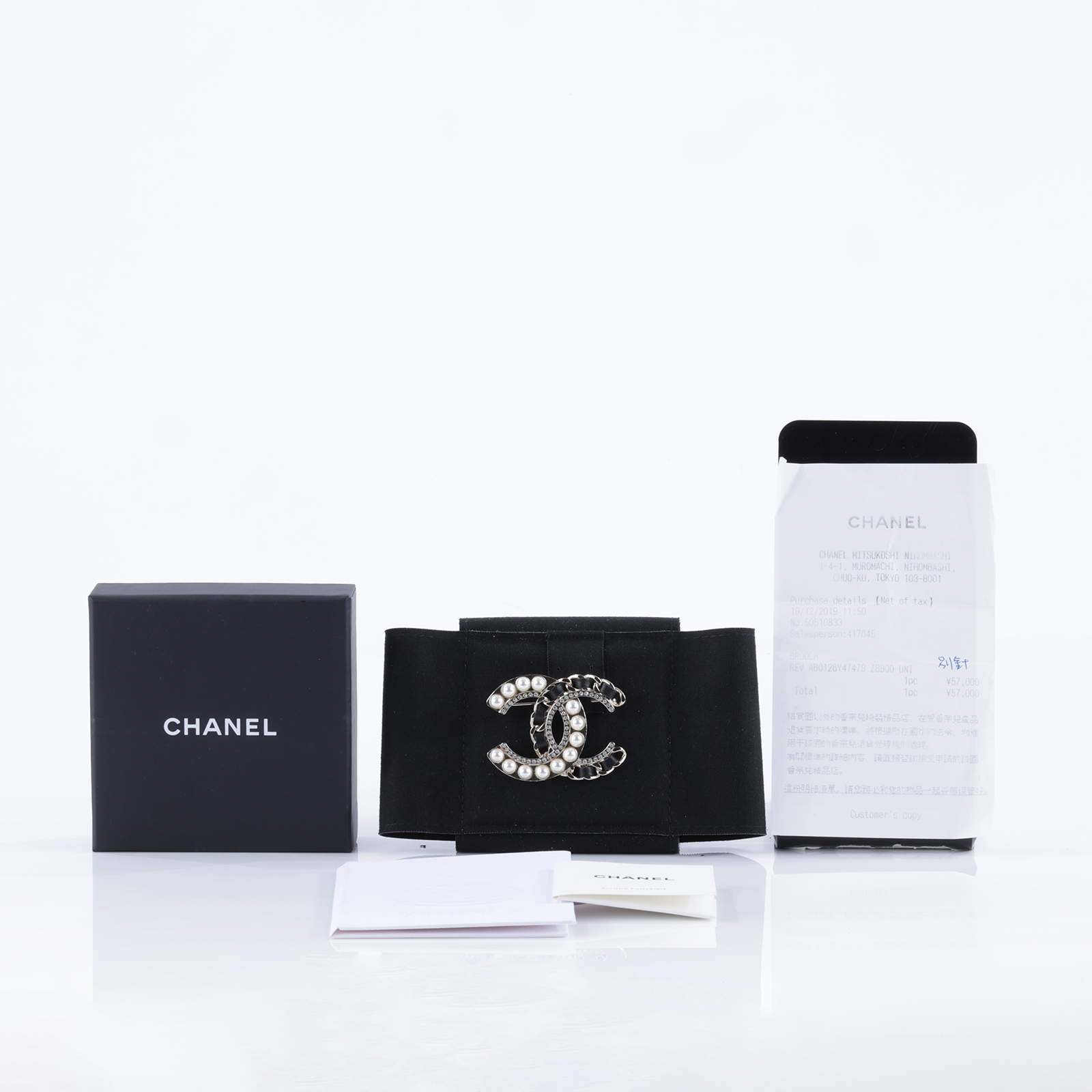 香奈兒 CHANEL CC LOGO 胸針 AB0128 Y47479AB0128/B19V 金色皮穿繩拚珍珠胸針 原廠盒子/內襯/購買證明