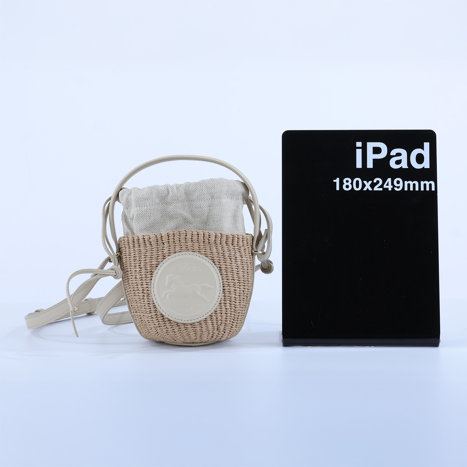 蔻依 CHLOE Horse Medal 籃式手提包 CH25US593O8222J 米色MIFUKO草編水桶包MINI 防塵袋