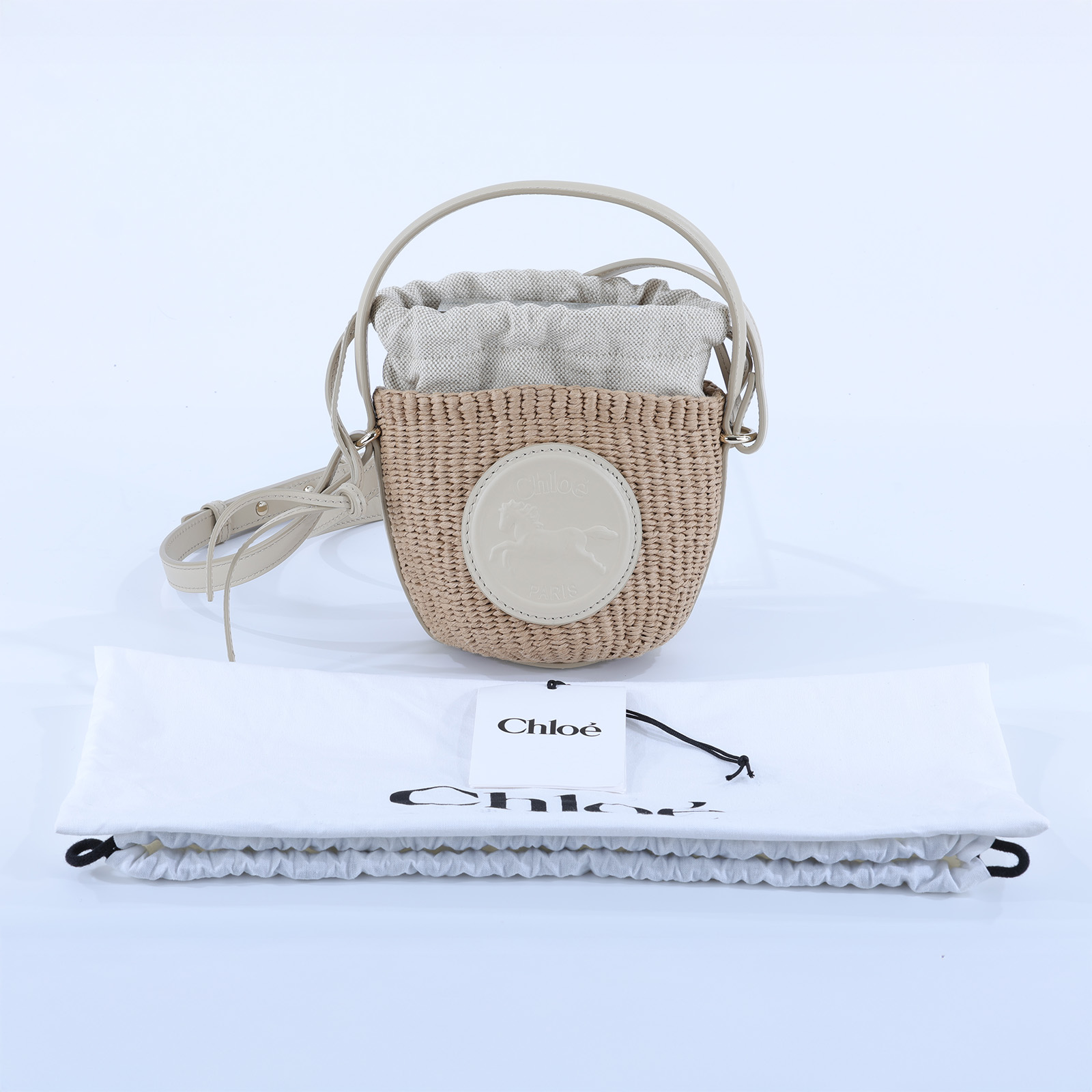 蔻依 CHLOE Horse Medal 籃式手提包 CH25US593O8222J 米色MIFUKO草編水桶包MINI 防塵袋