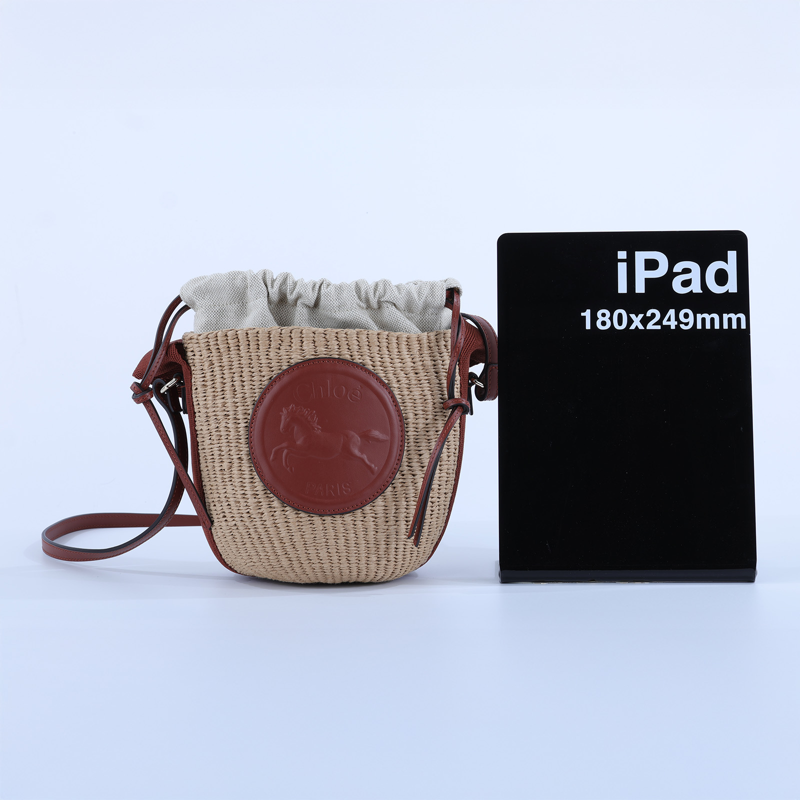 蔻依 CHLOE Horse Medal 籃式手提包 小型 CHC25SS592O8227S 咖MIFUKO草編水桶包SMALL 防塵袋