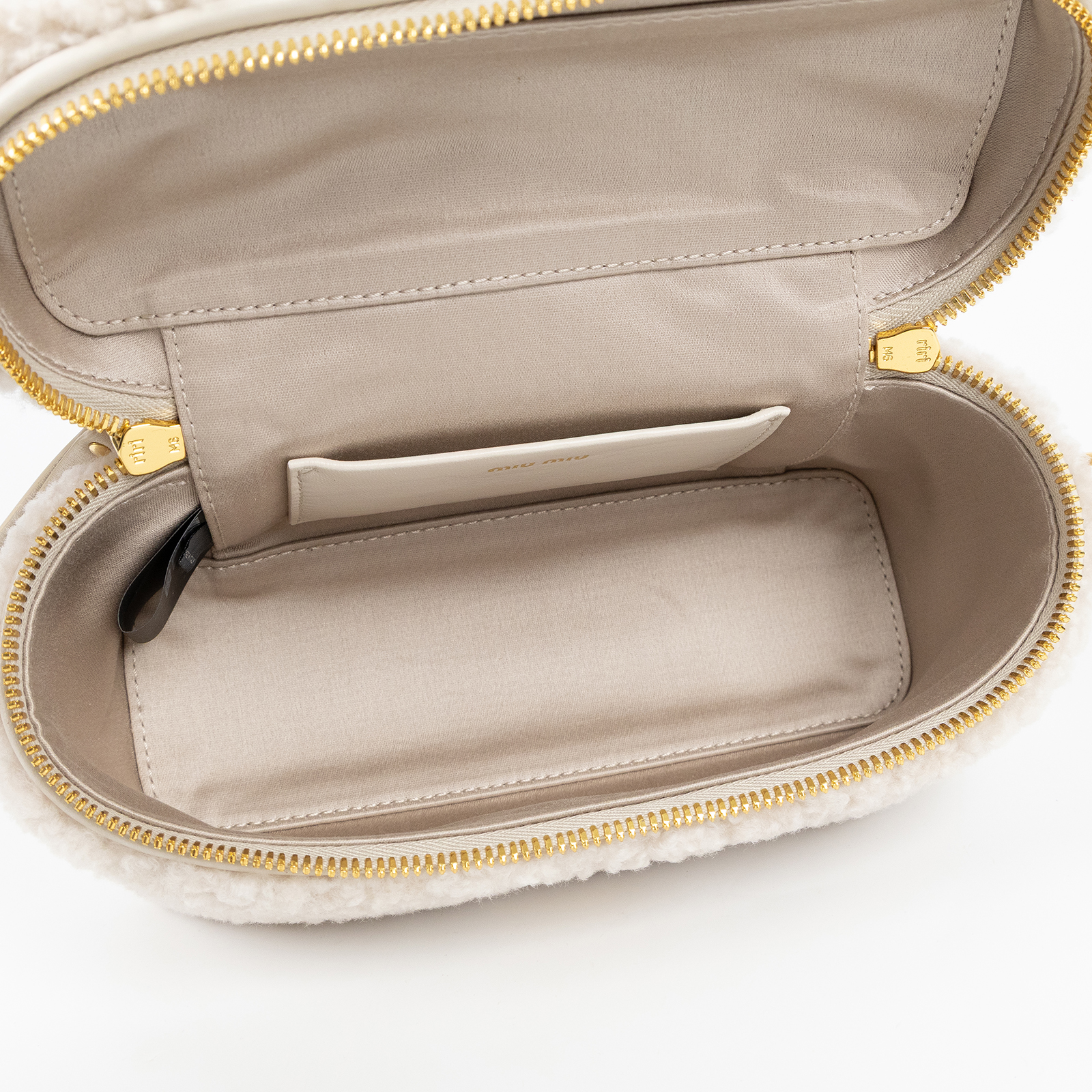 繆繆 MIU MIU 皮革細節綴飾 羊毛 肩背袋 5BH226_2F7T 白羊毛MONTONE 2WAY化妝盒 原廠盒子/防塵袋2/背帶/購買證明正本