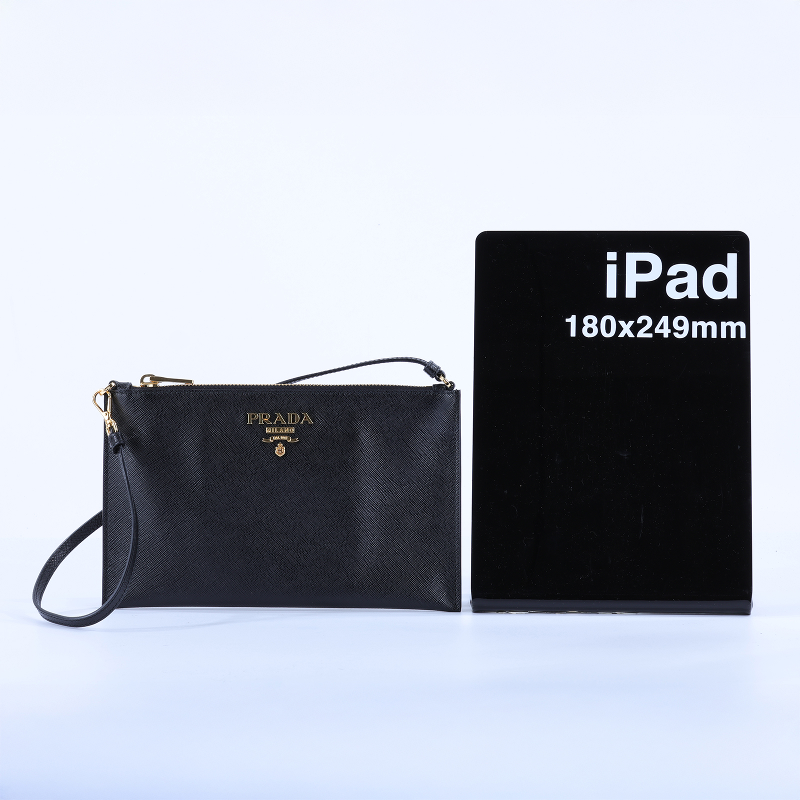 普拉達 PRADA Saffiano皮革 麻將包 手拿包 1NH004_PN9 黑防刮牛皮POUCH/肩背包 原廠盒子/保證卡