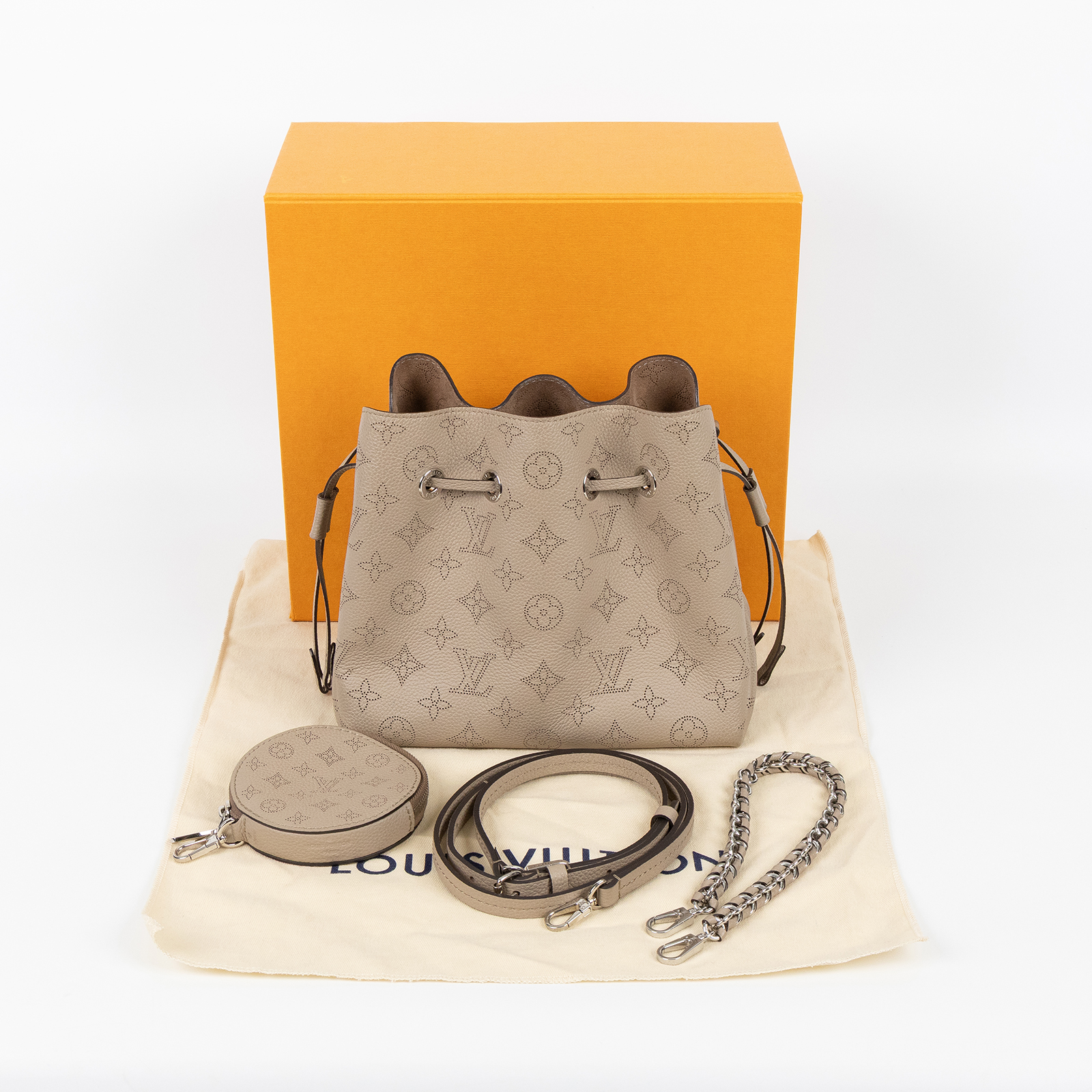 路易威登 LOUIS VUITTON Bella 水桶袋 手提包 灰色 M57201 晶片款 灰鏤空原花BELLA水桶包 原廠盒子/防塵袋/背帶2/小袋