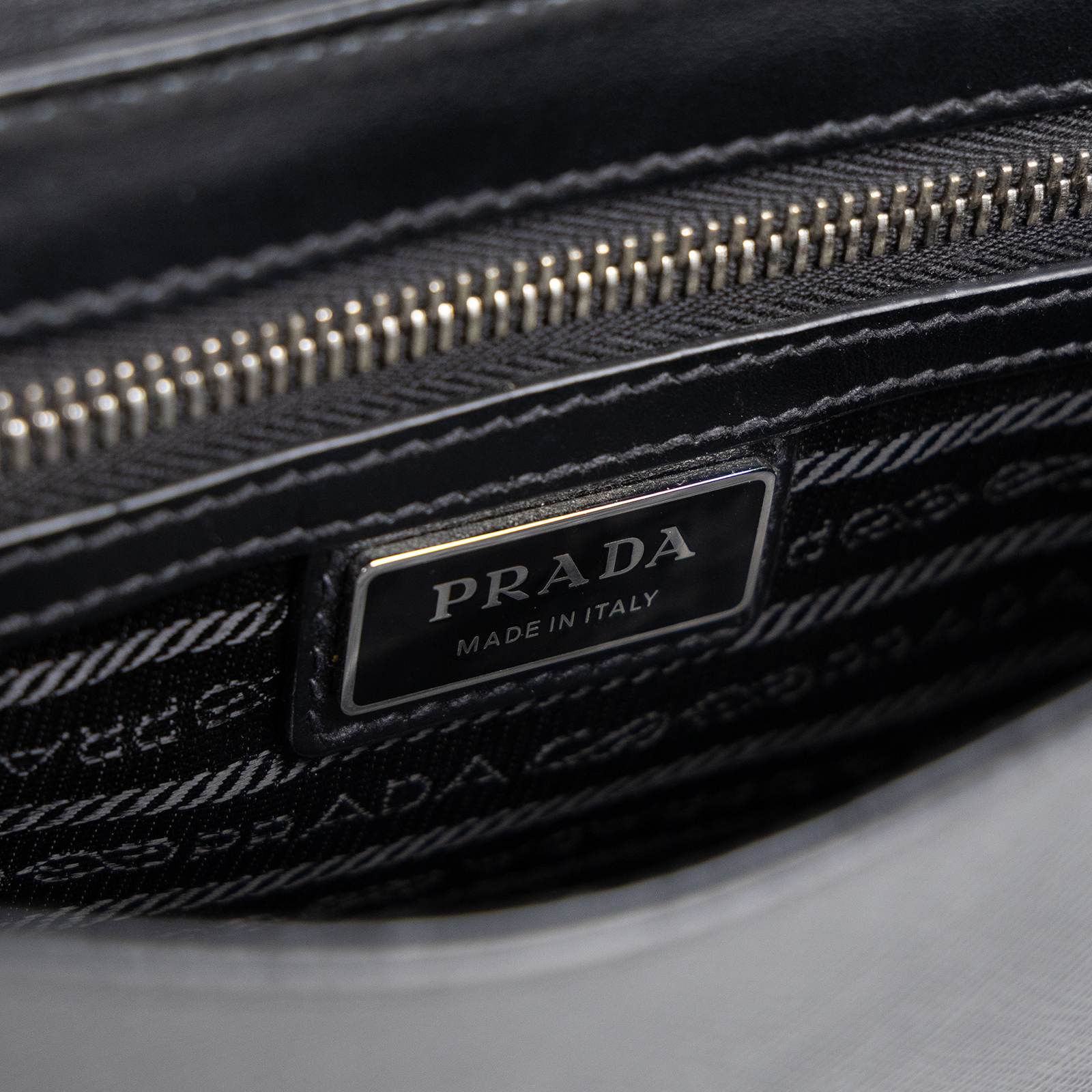 普拉達 PRADA SAFFIANO 肩背包 斜背包 2VD059_9Z2 黑PATTINA SAFFIANO皮革斜背包 保證卡/背帶/內袋