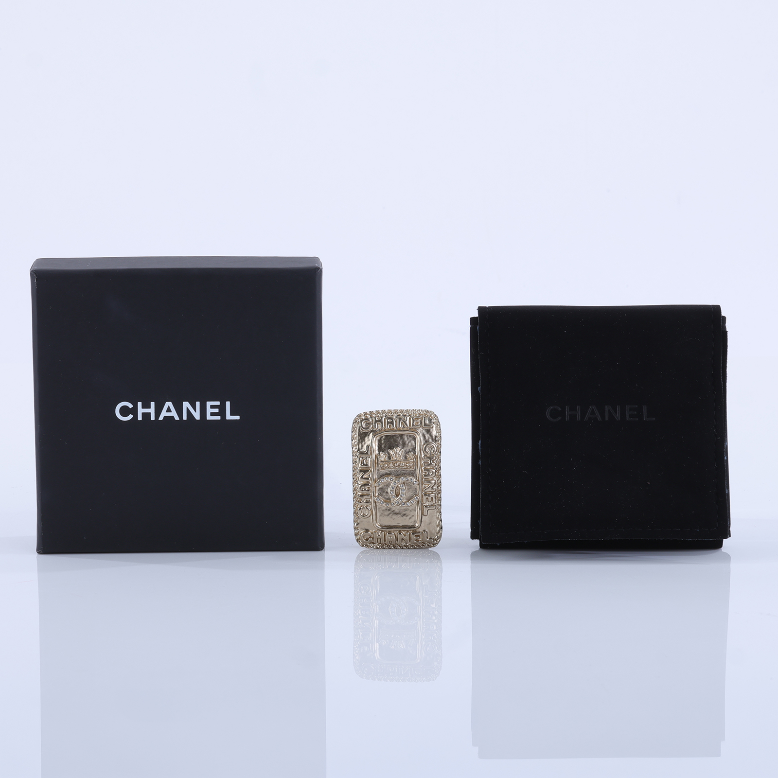 香奈兒 CHANEL 胸針 飾品 G21A 金色鐵牌造型胸針 原廠盒子/防塵袋