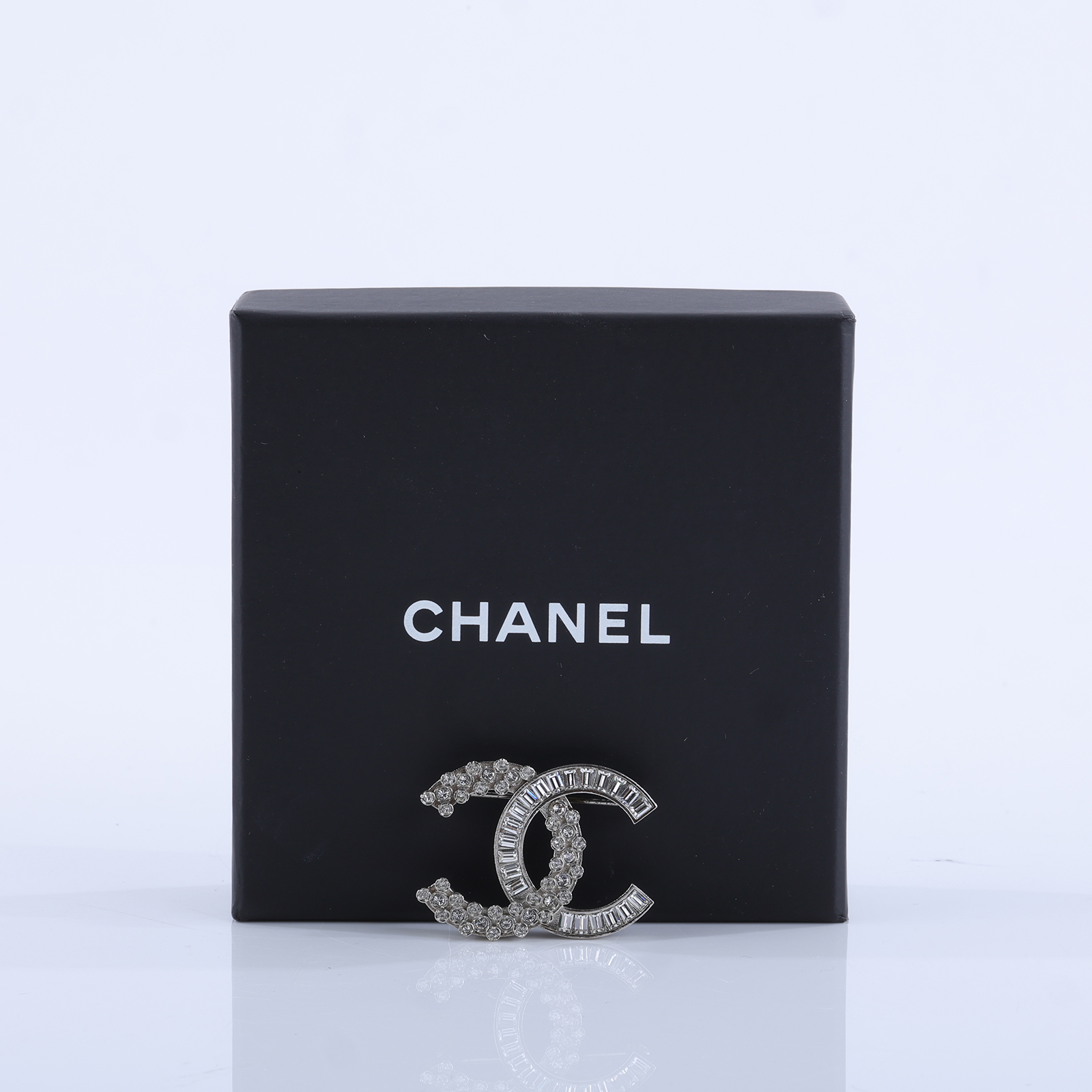 香奈兒 CHANEL CC Logo 胸針 配飾 B18P 銀水鑽雙C胸針 原廠盒子