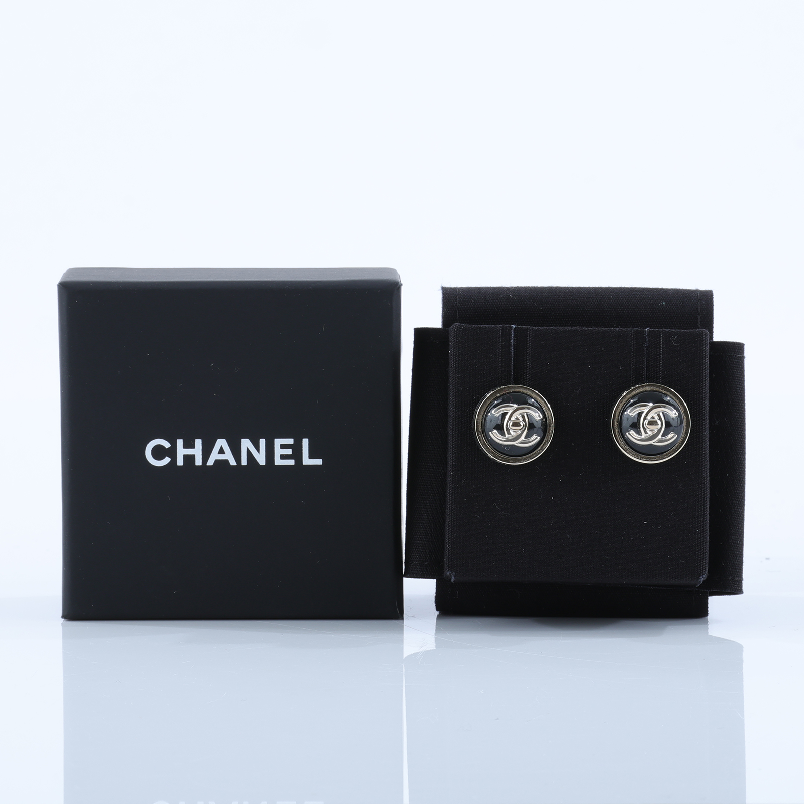 香奈兒 CHANEL 耳釘 B23C 黑圓形雙C耳環 原廠盒子/底襯
