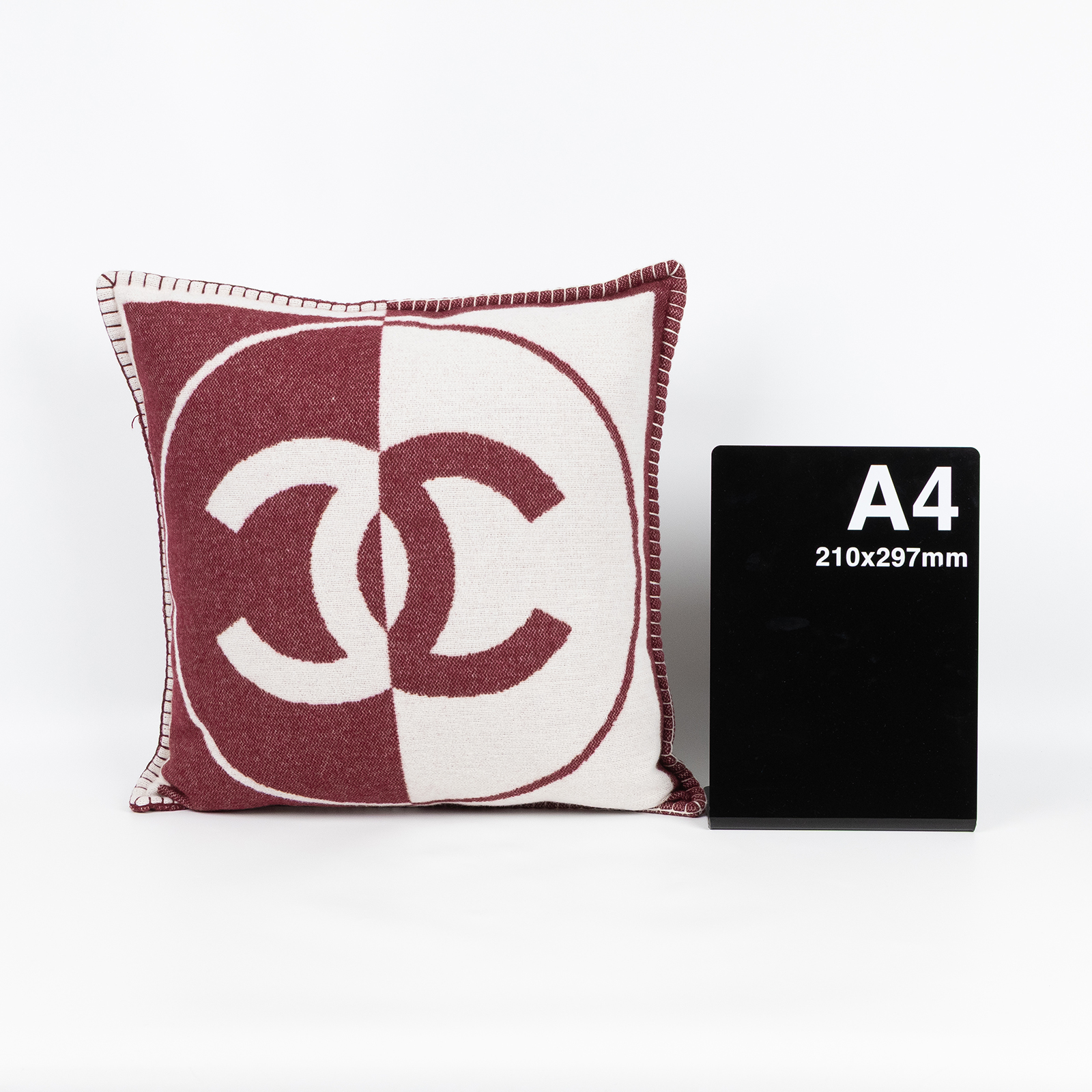 香奈兒 CHANEL CC LOGO 抱枕 靠墊 AAB736 B23197 酒紅/白抱枕 1 防塵袋