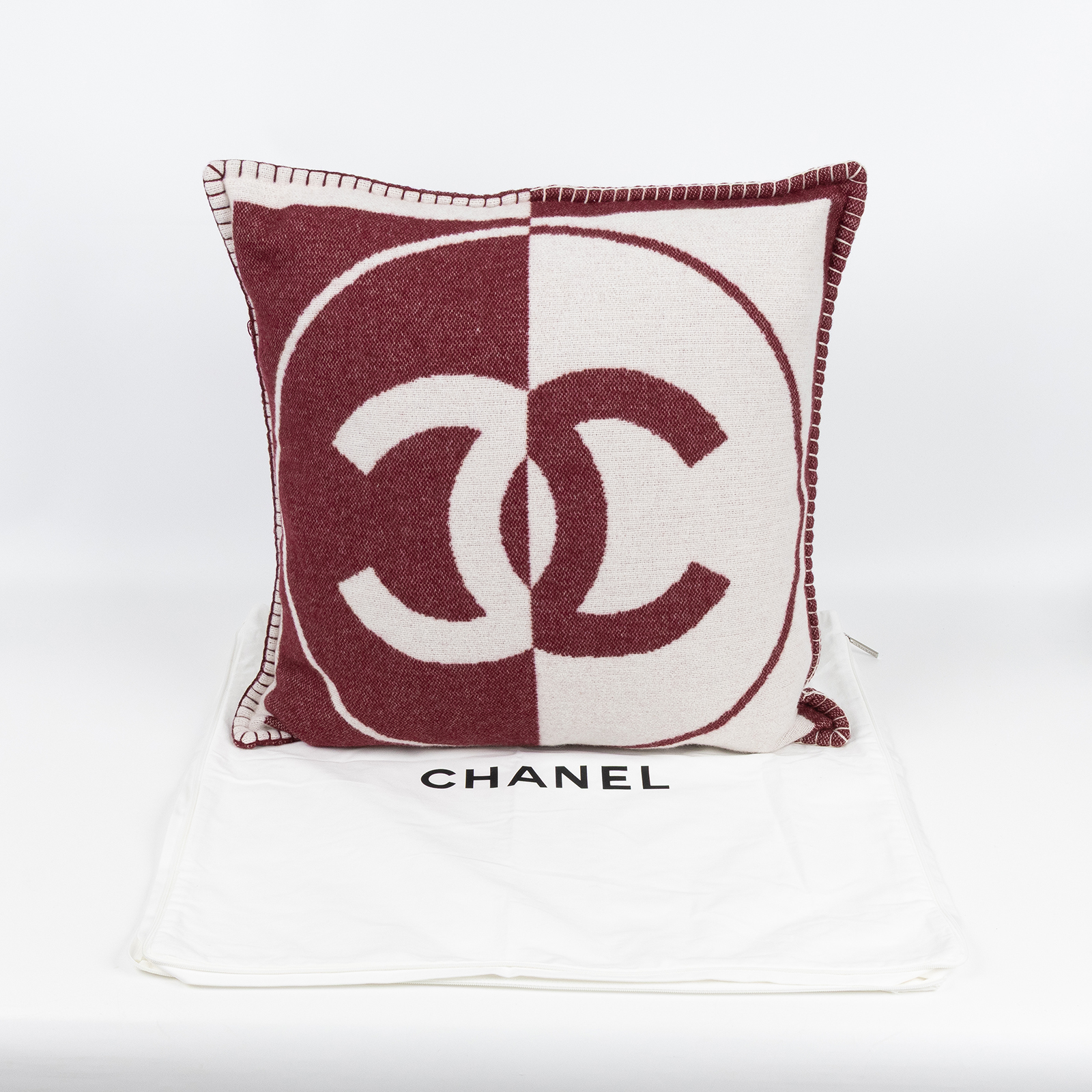 香奈兒 CHANEL CC LOGO 抱枕 靠墊 AAB736 B23197 酒紅/白抱枕 1 防塵袋