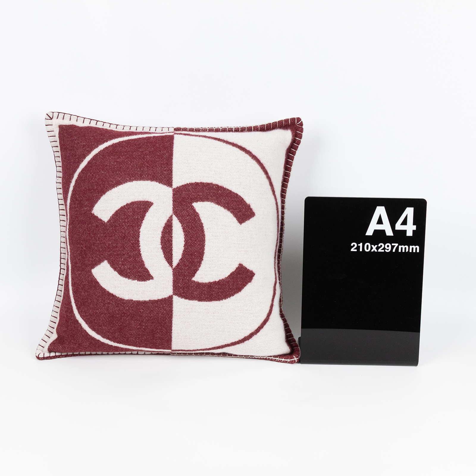 香奈兒 CHANEL CC LOGO 抱枕 靠墊 AAB736 B23197 酒紅/白抱枕 2 防塵袋