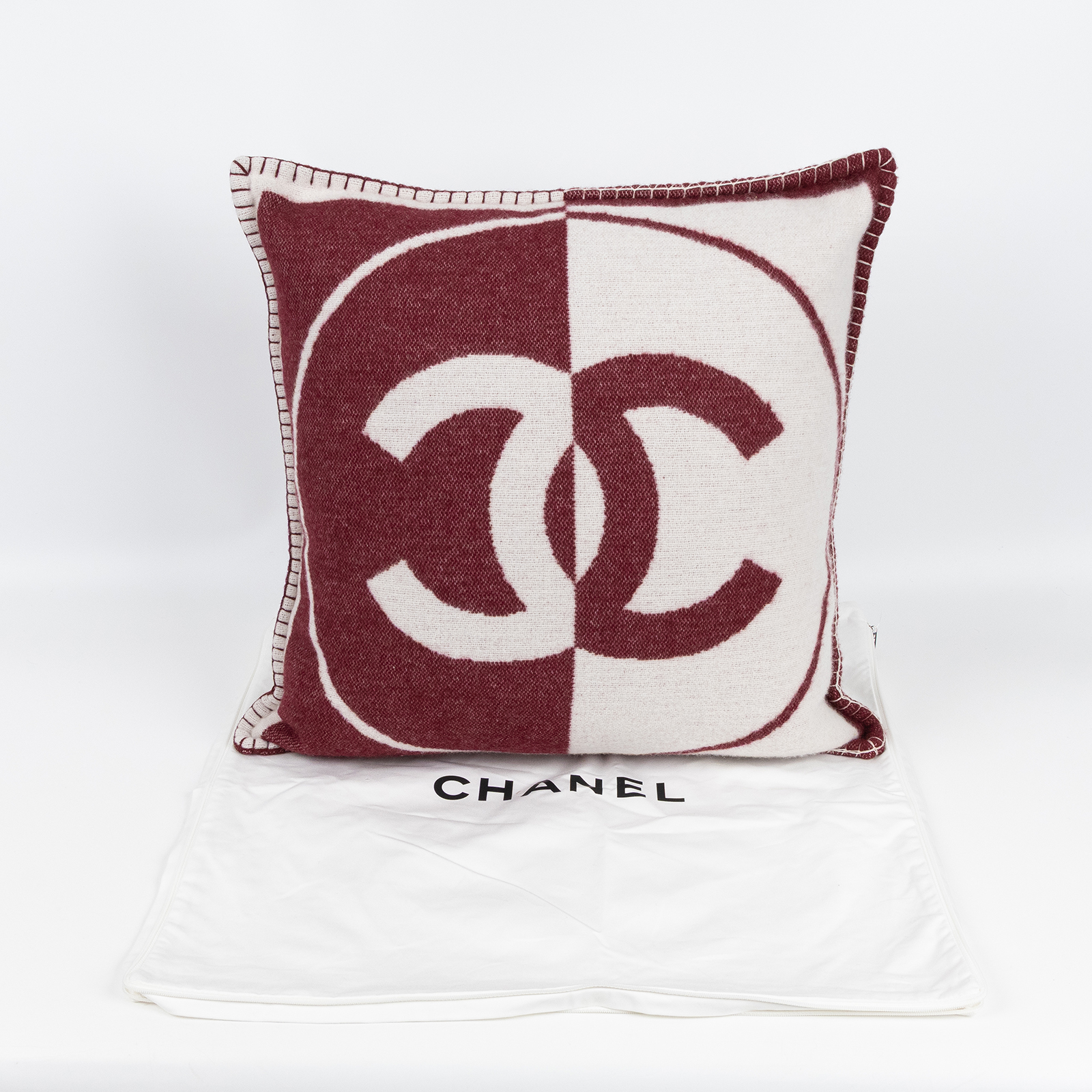 香奈兒 CHANEL CC LOGO 抱枕 靠墊 AAB736 B23197 酒紅/白抱枕 2 防塵袋