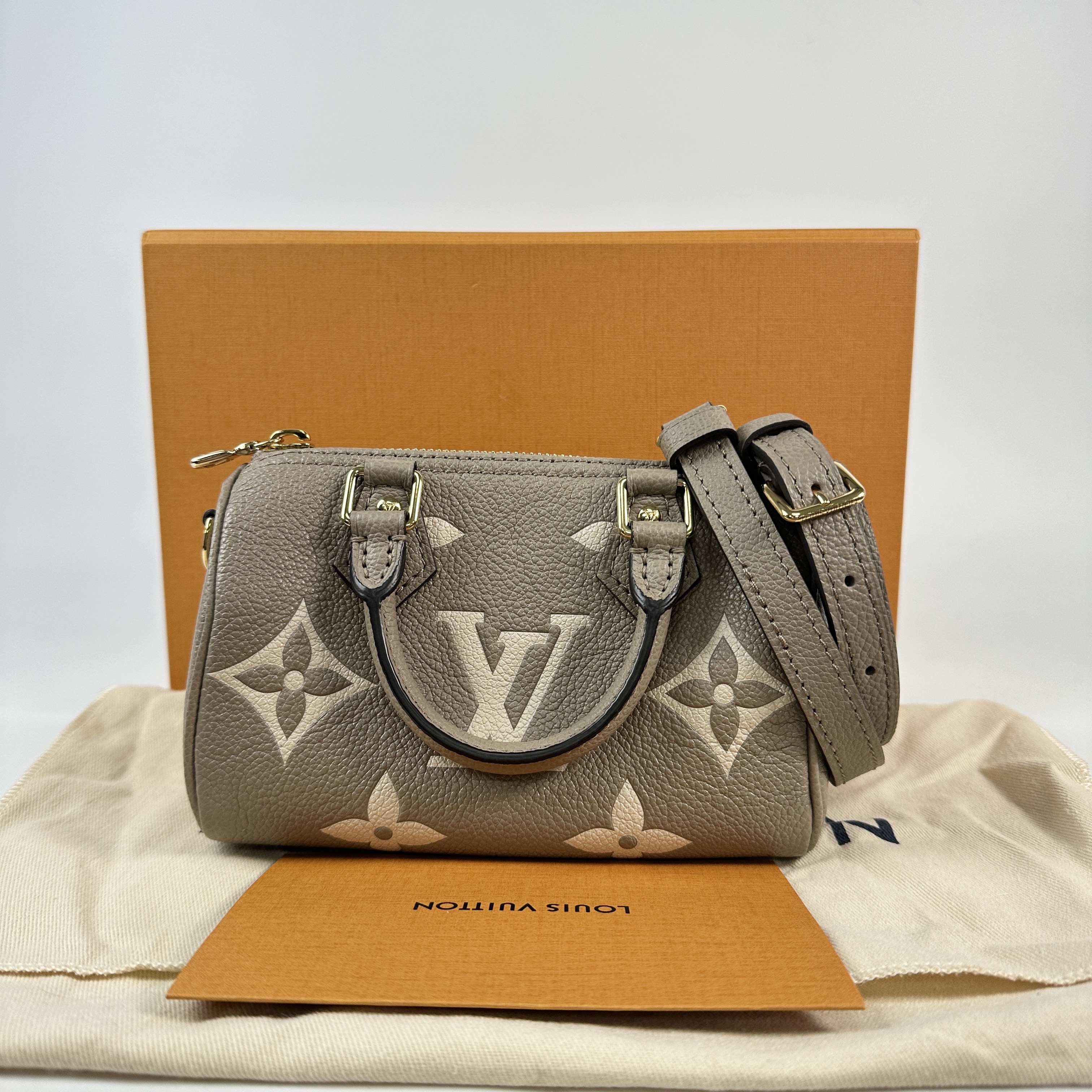 路易威登 LOUIS VUITTON Nano Speedy 手提 斜背 肩背包 灰色 奶油色 M82890 晶片款  原廠盒子/防塵袋/購買證明