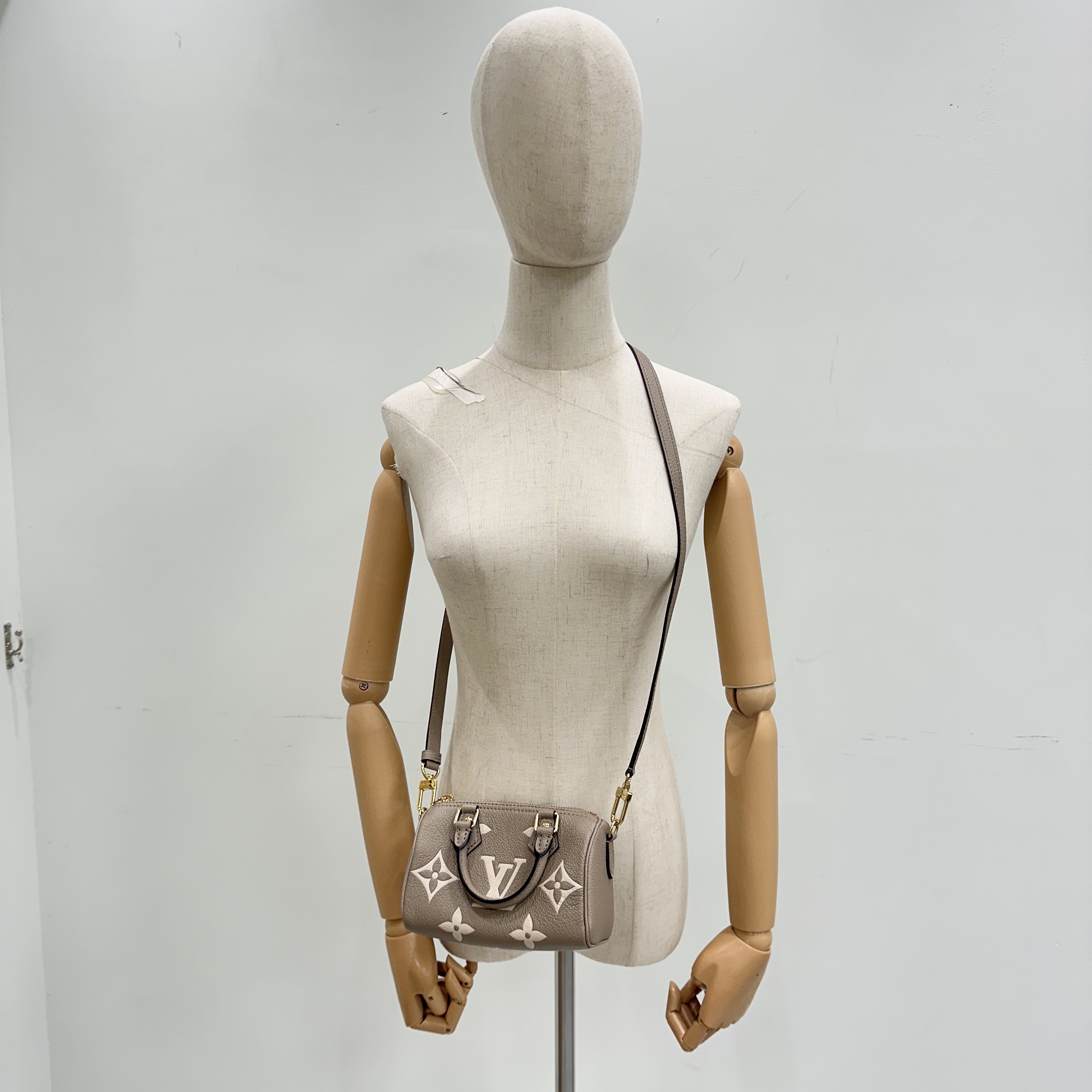 路易威登 LOUIS VUITTON Nano Speedy 手提 斜背 肩背包 灰色 奶油色 M82890 晶片款  原廠盒子/防塵袋/購買證明