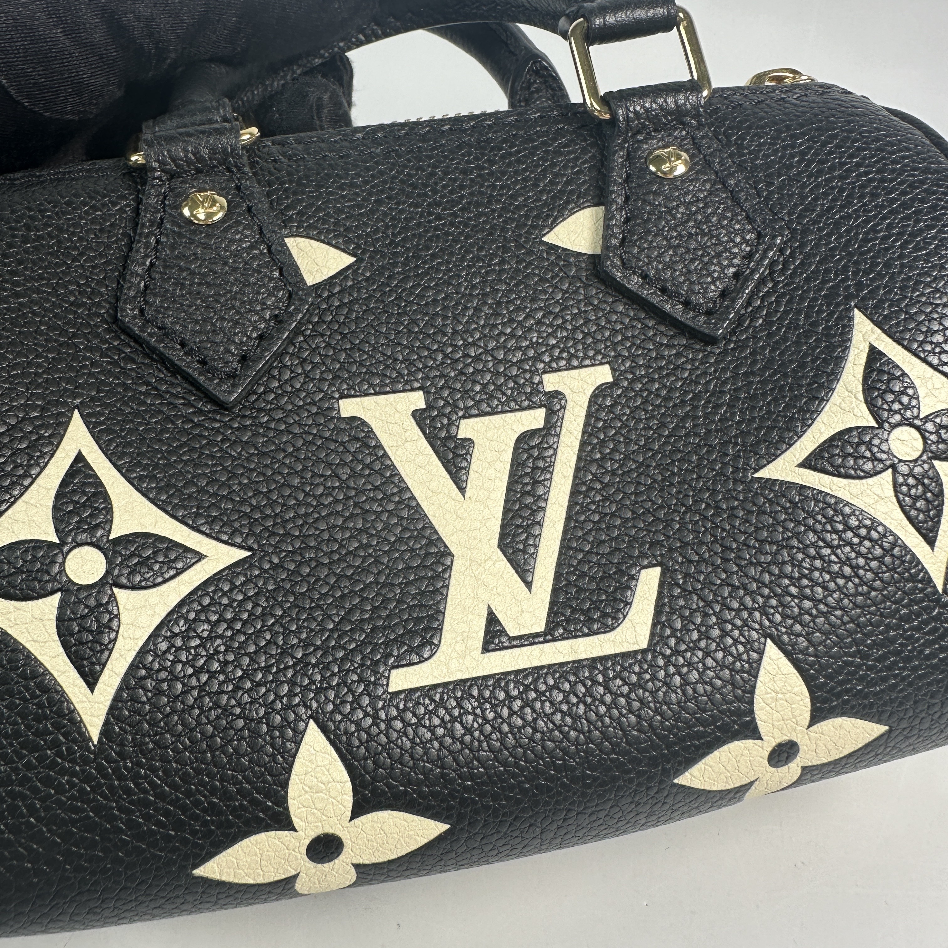 路易威登 LOUIS VUITTON Nano Speedy 雙色 手提 肩背包 M81456 晶片款 黑白牛皮Nano Speedy 原廠盒子/防塵袋/背帶