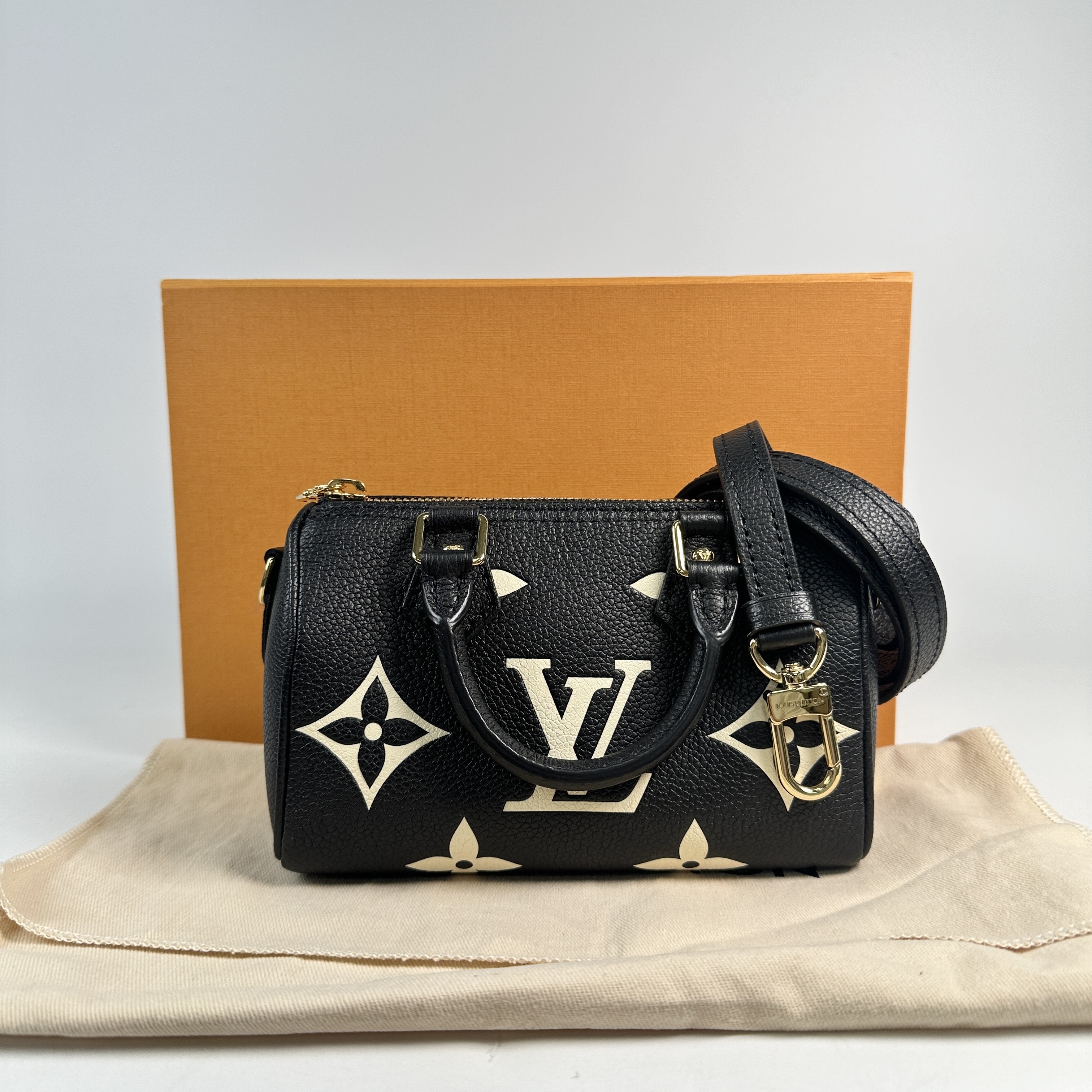 路易威登 LOUIS VUITTON Nano Speedy 雙色 手提 肩背包 M81456 晶片款 黑白牛皮Nano Speedy 原廠盒子/防塵袋/背帶