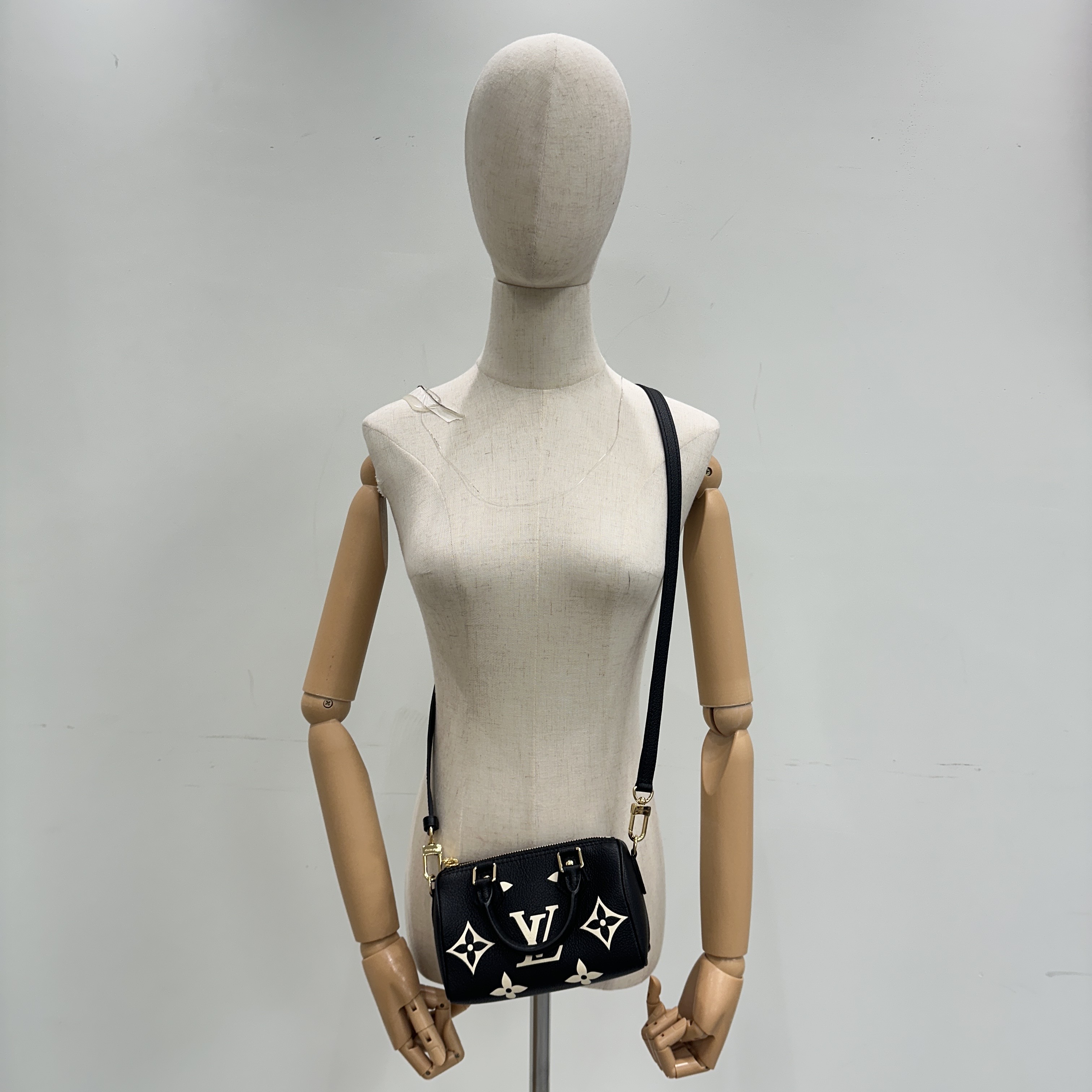 路易威登 LOUIS VUITTON Nano Speedy 雙色 手提 肩背包 M81456 晶片款 黑白牛皮Nano Speedy 原廠盒子/防塵袋/背帶