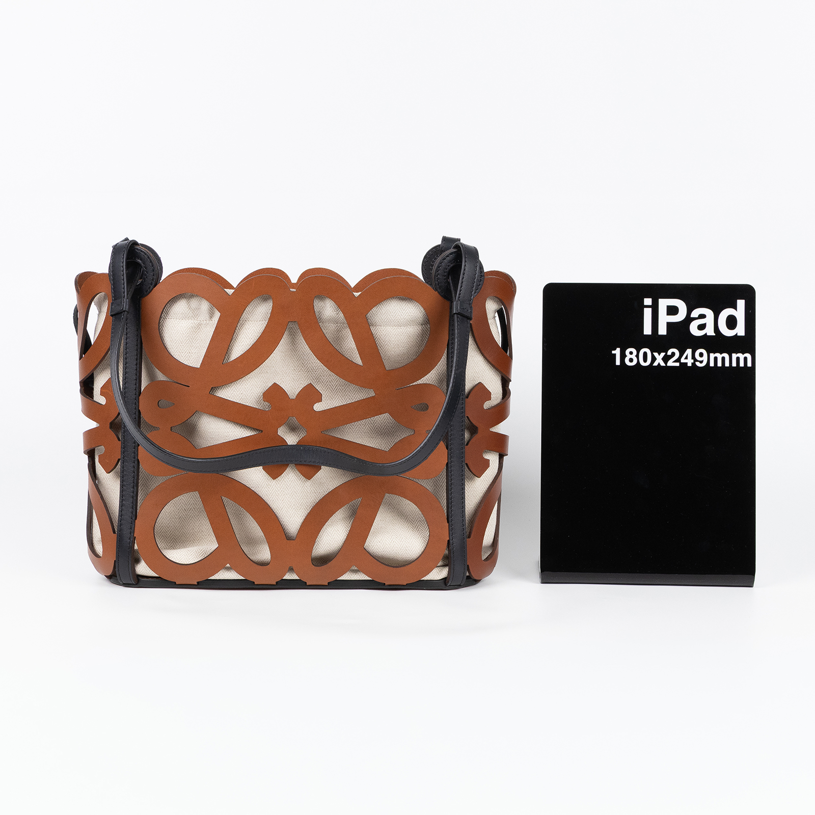 羅意威 LOEWE Anagram Cutout 托特包 手提包 A821Q05X01 棕ANAGRAM簍空托特包 皮革製品成分證明